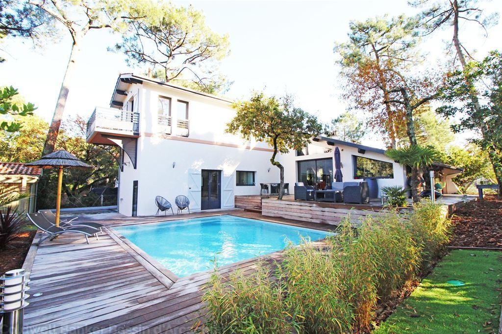 Villa recente à vendre dans un quartier recherche d'Arcachon avec piscine et 4 chambres