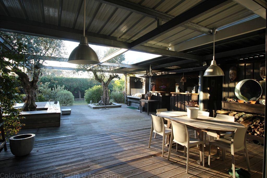 Villa en bois renovée par un architecte à vendre proche de Bordeaux au bord du bassin à Cassy Lanton