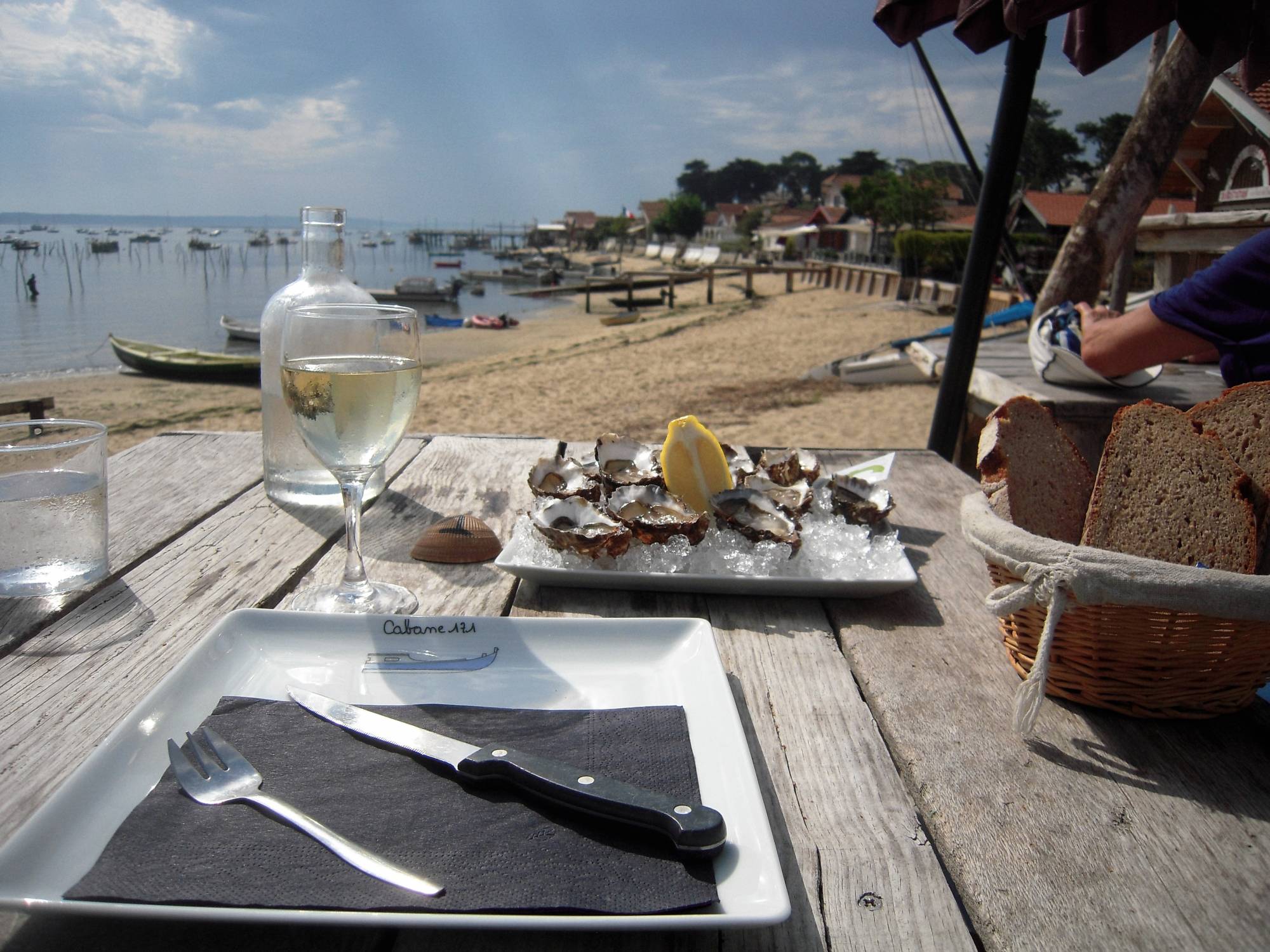 Cabins offering oysters and sea food to eat directly the beaches of the Bassin d'Arcachon