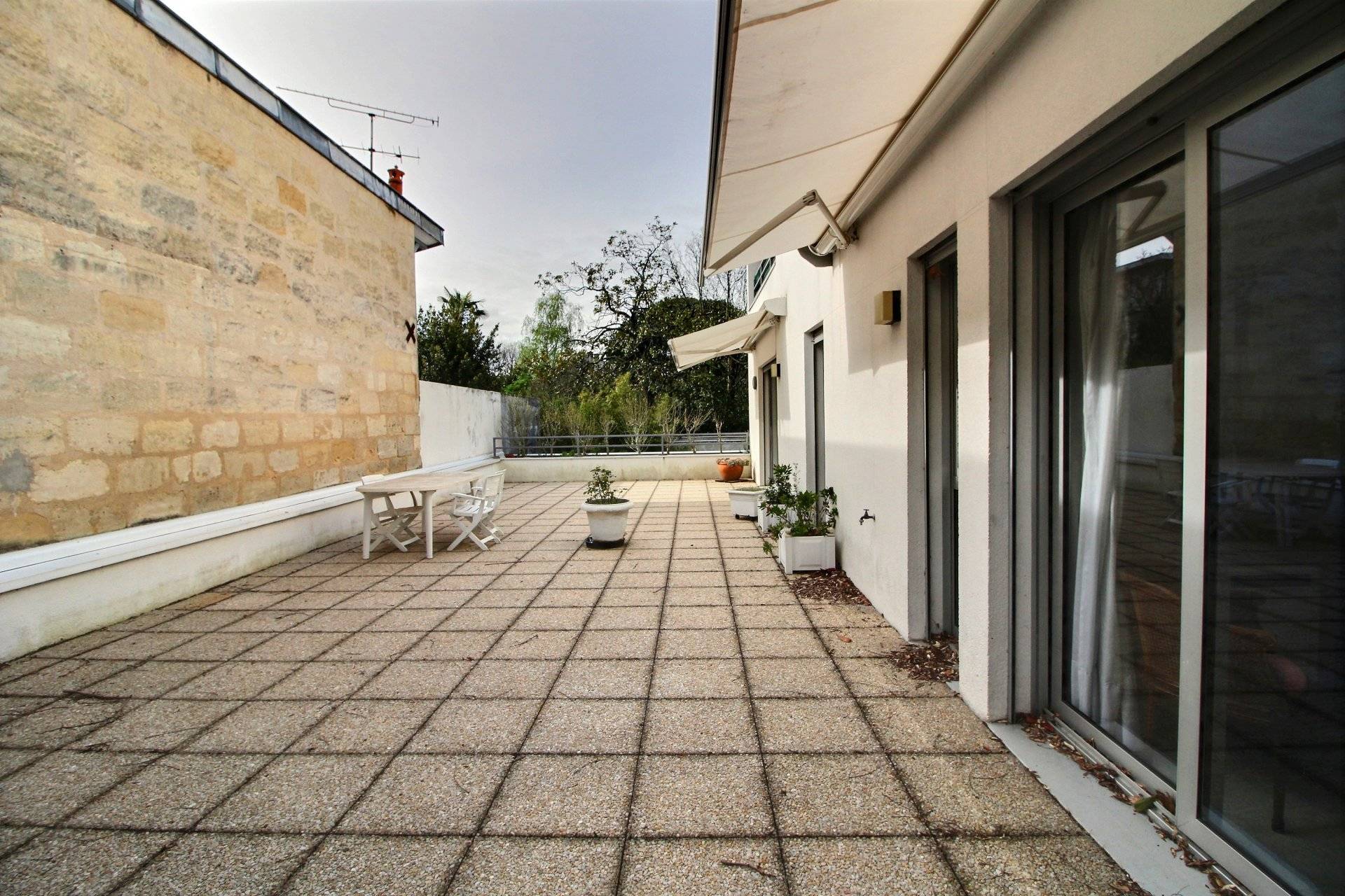 Appartement terrasse proche des meilleures écoles à vendre Bordeaux croix blanche