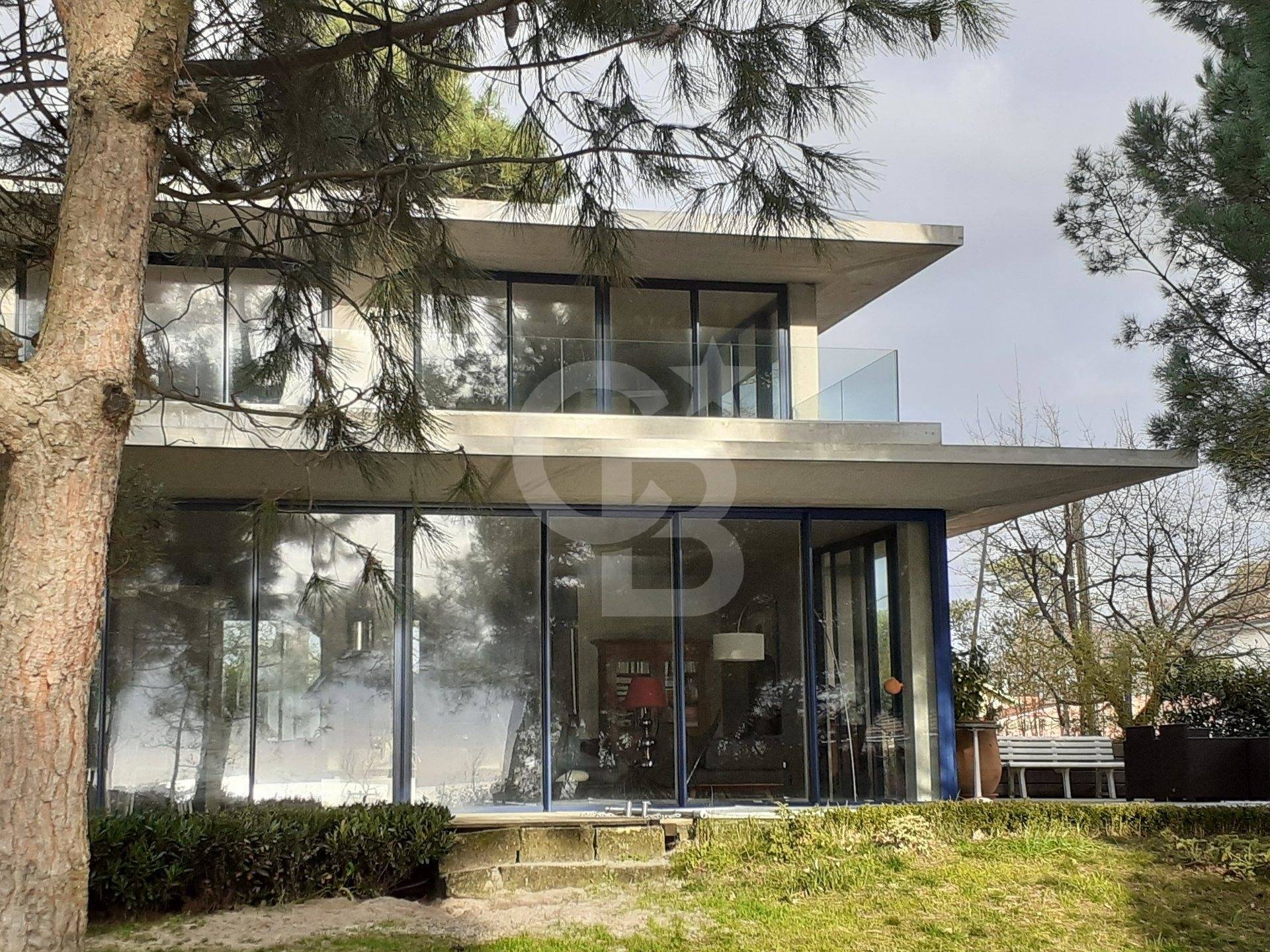 Villa contemporaine avec piscine en 1ère ligne à vendre ANDERNOS-LES-BAINS
