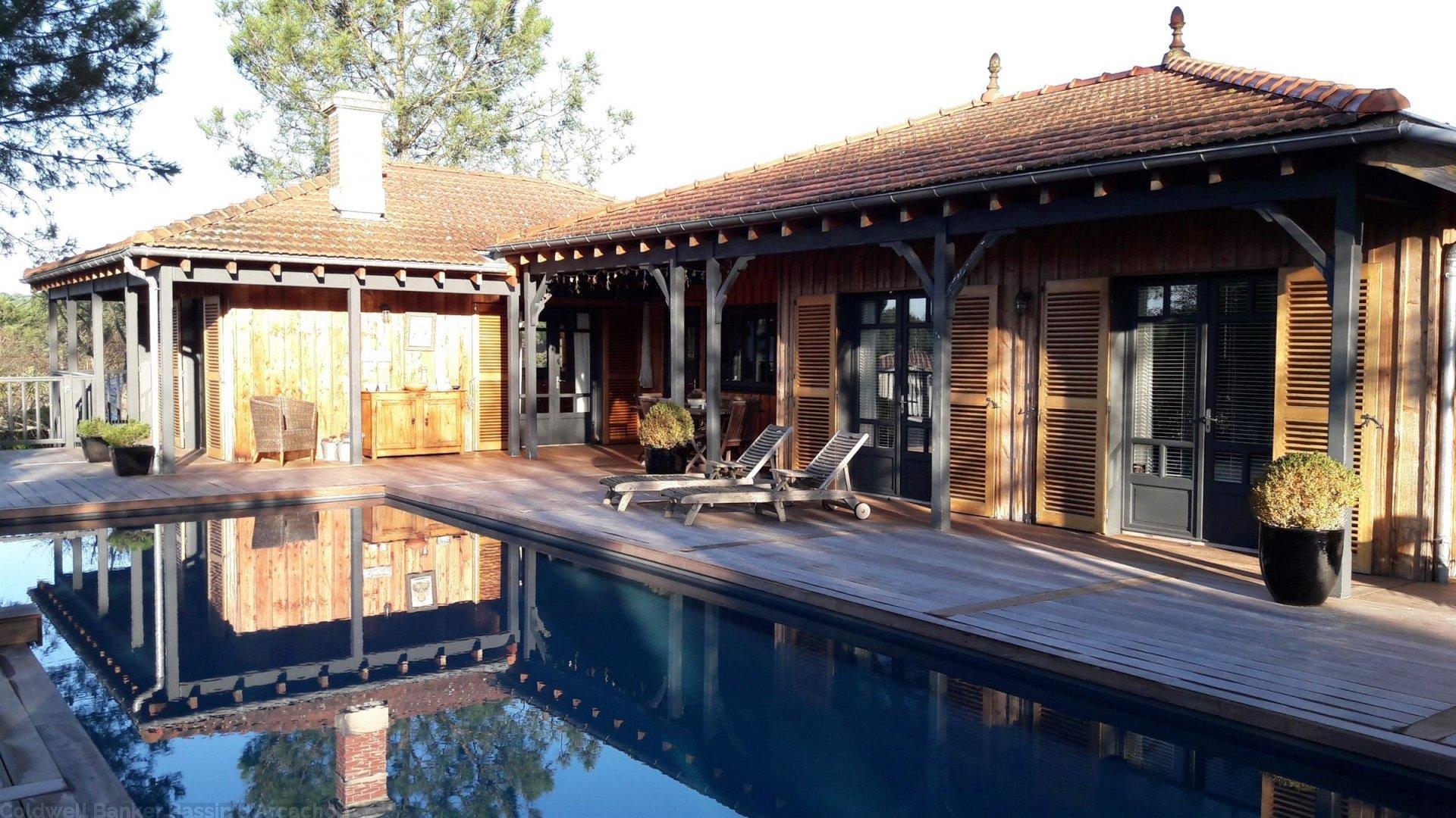 Villa d'architecte en bois à vendre à La teste de buch proche Pyla sur Mer avec piscine