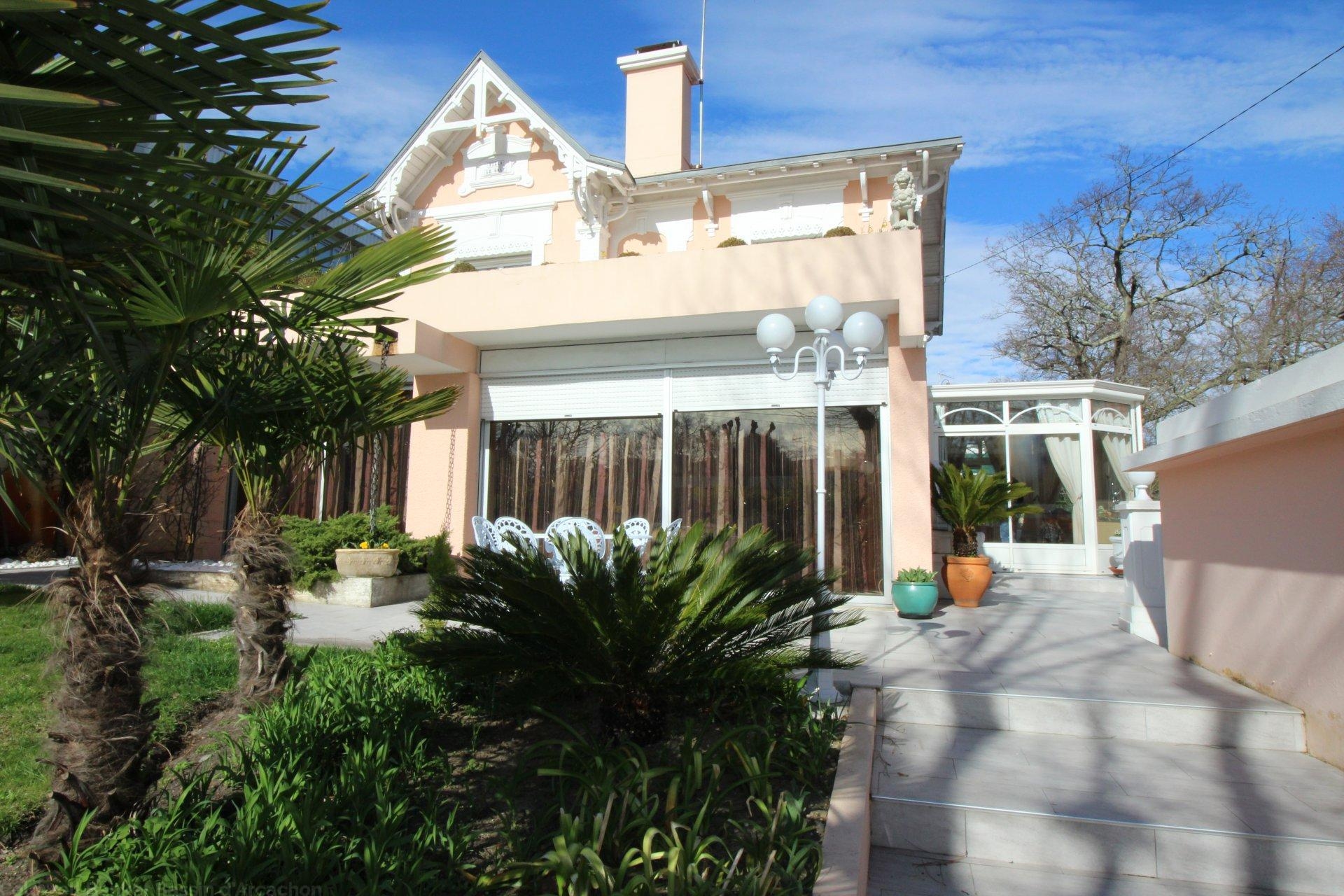 Magnifique demeure entièrement rénovée dans la plus belle avenue d'arcachon