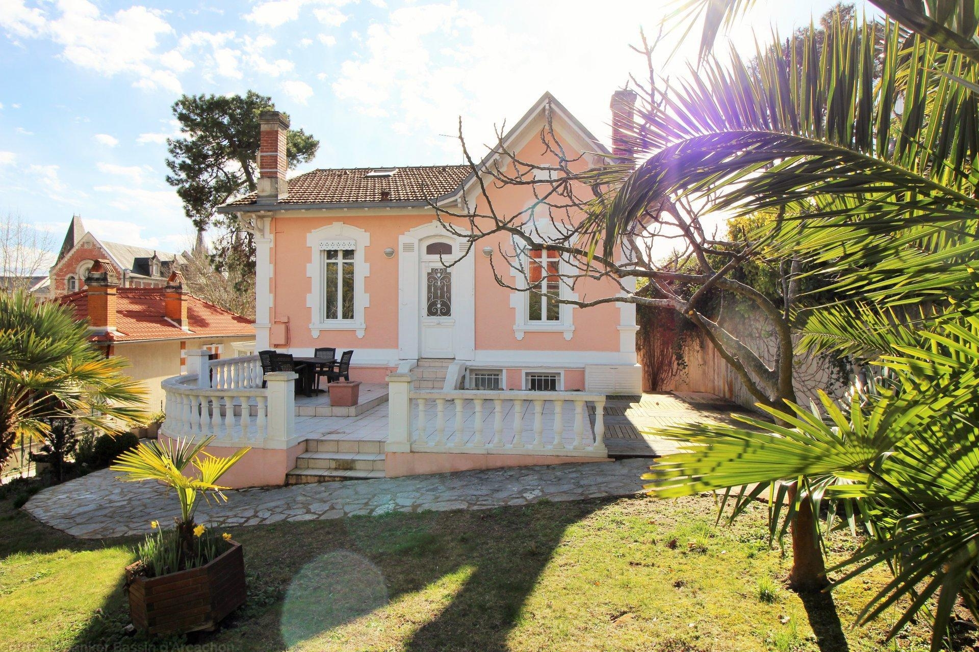 Villa historique arcachonnaise de 228 m2 habitables, située à Arcachon