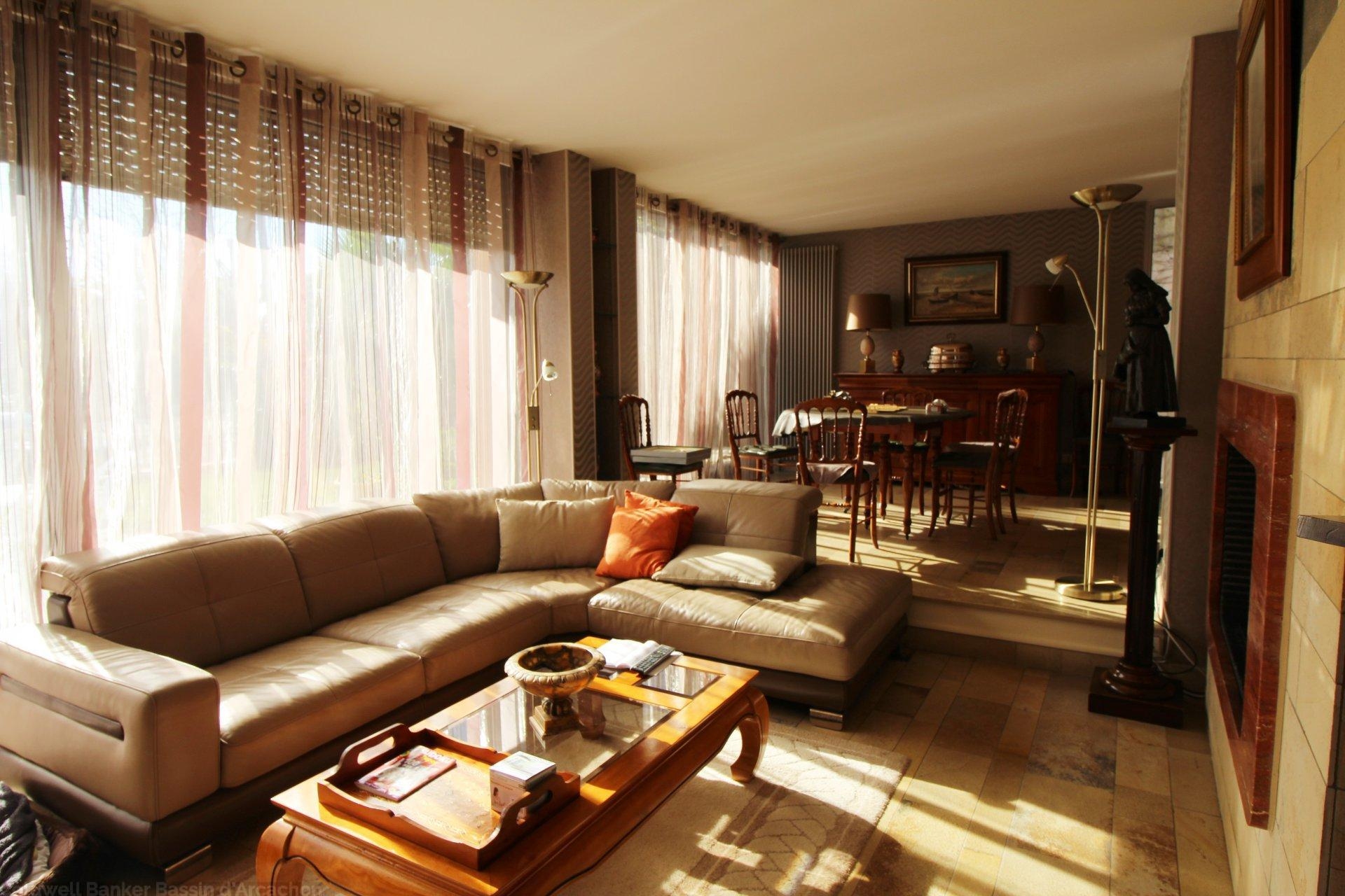 Vaste séjour lumineux avec cheminée pour cette maison arcachonnaise