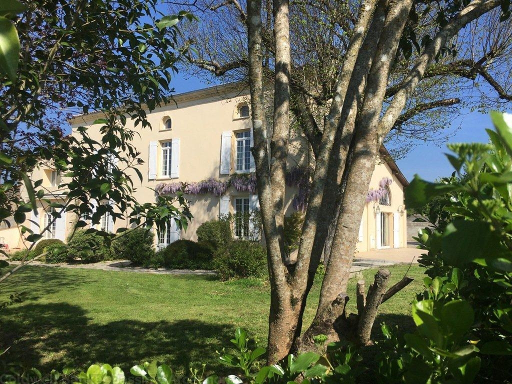 Maison de maître en parfait état de plus de 400 m2 habitables à vendre près de Bordeaux à la campagne