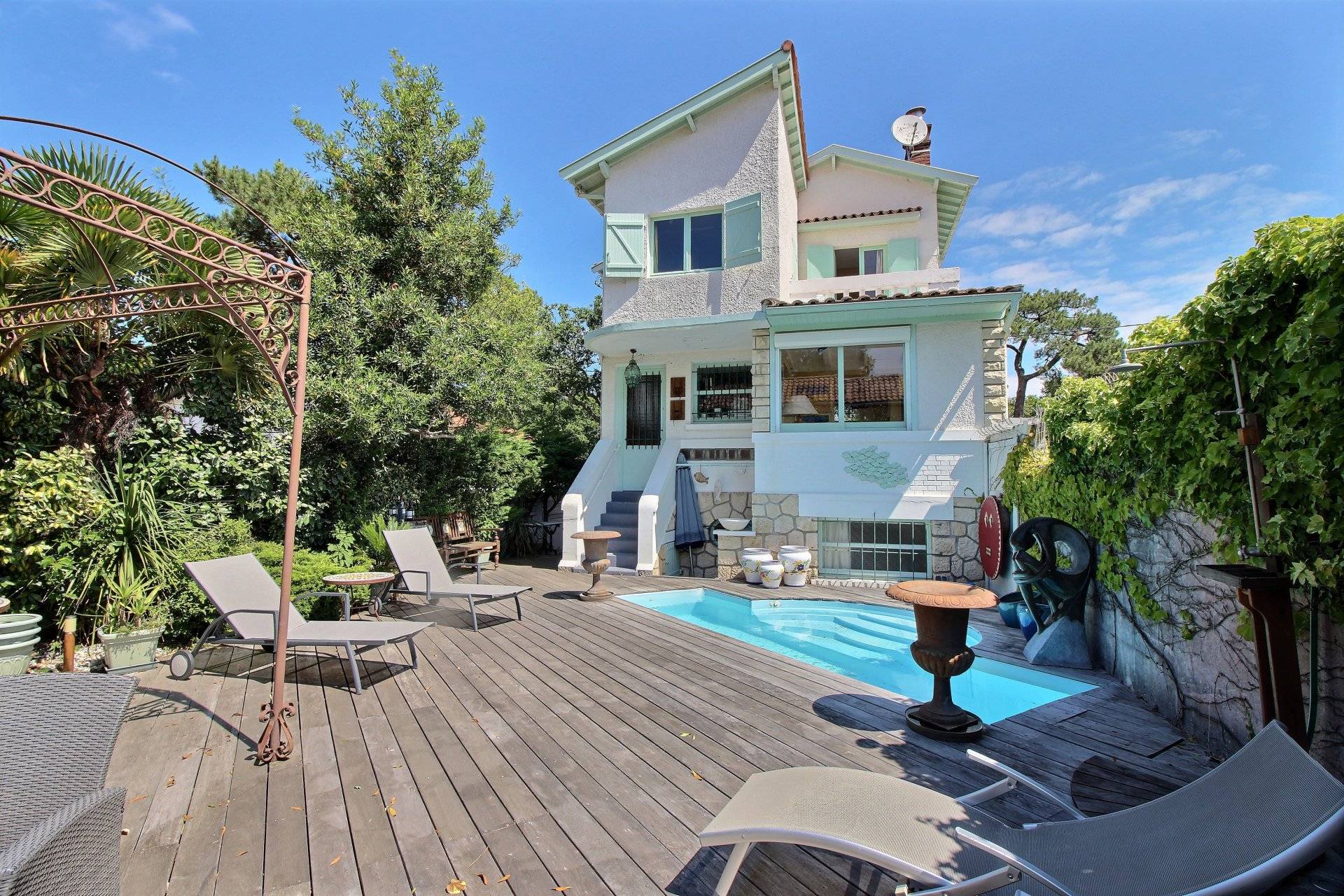 Maison atypique avec piscine à vendre sur le bassin