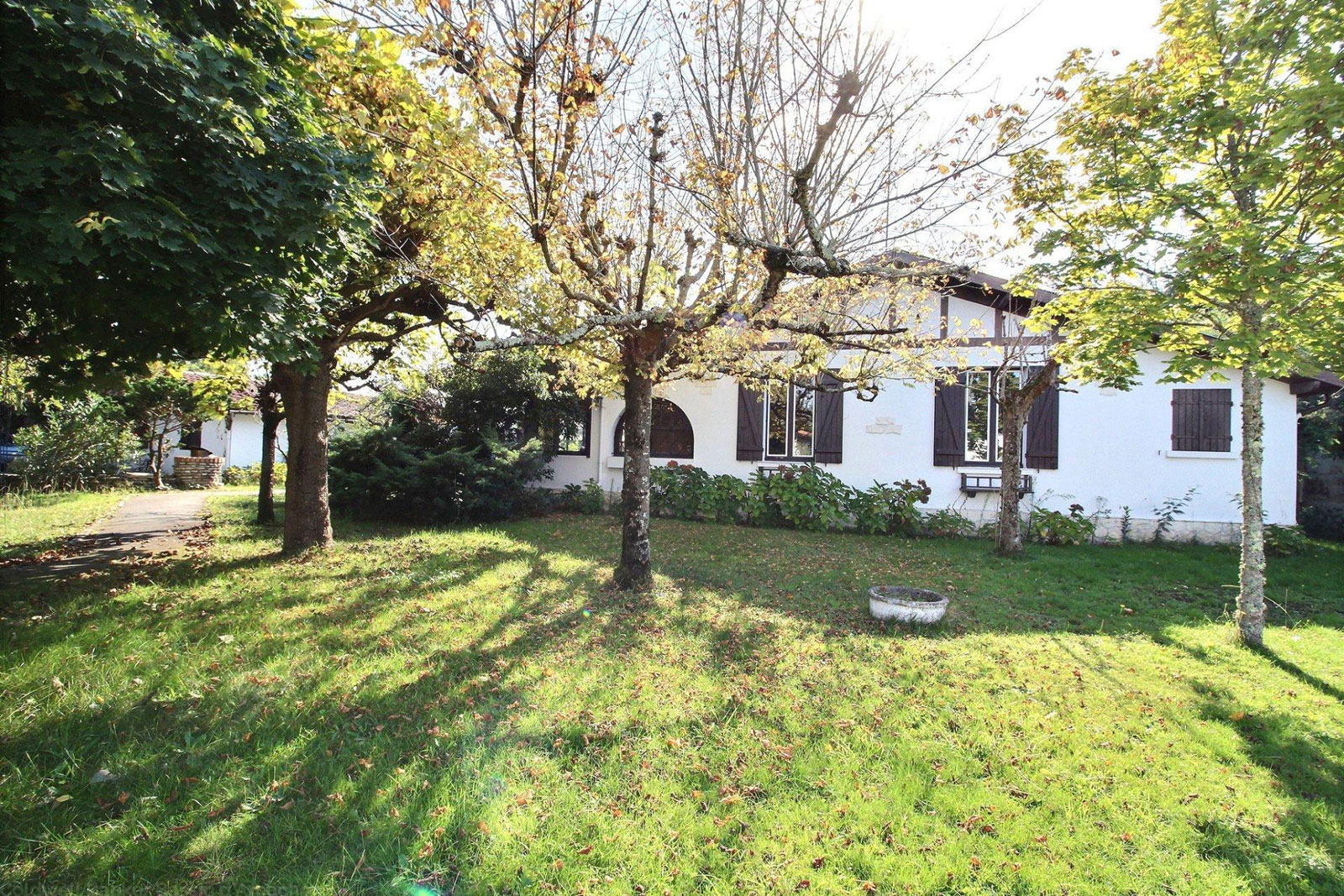 Maison avec grand terrain divisible a vendre centre ville gujan-mestras