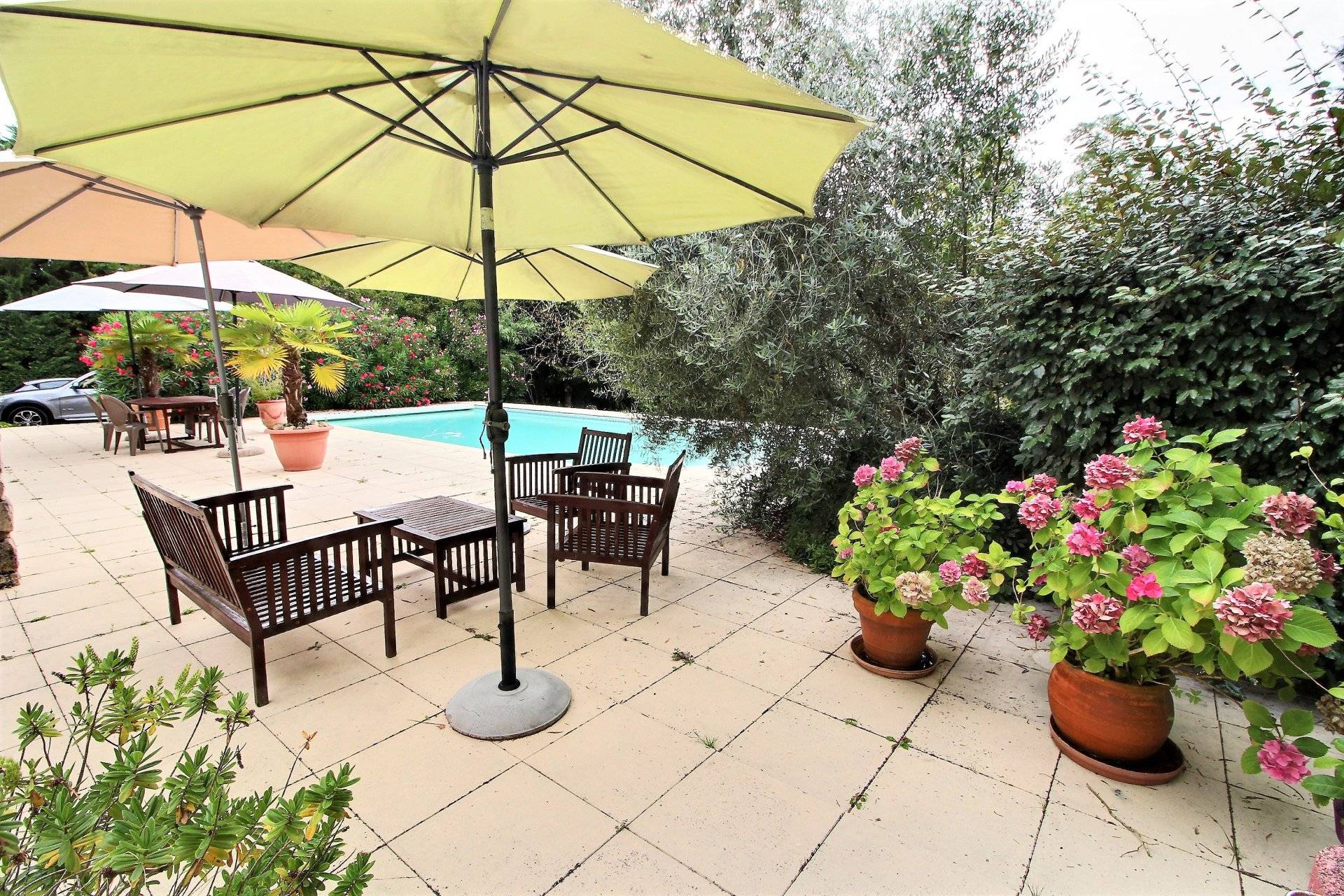 Vente maison familiale 7 chambres avec piscine proche Bordeaux LATRESNE