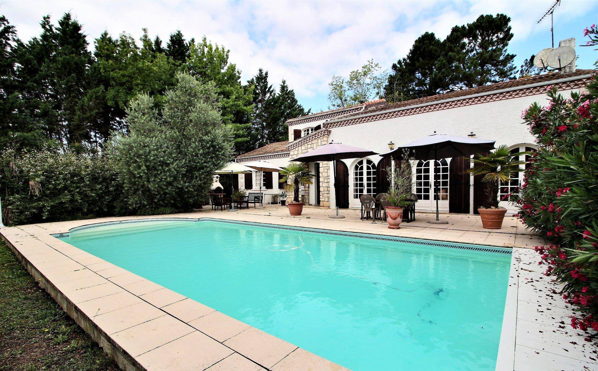 Maison familiale 7 chambres avec piscine à vendre proche Bordeaux LATRESNE