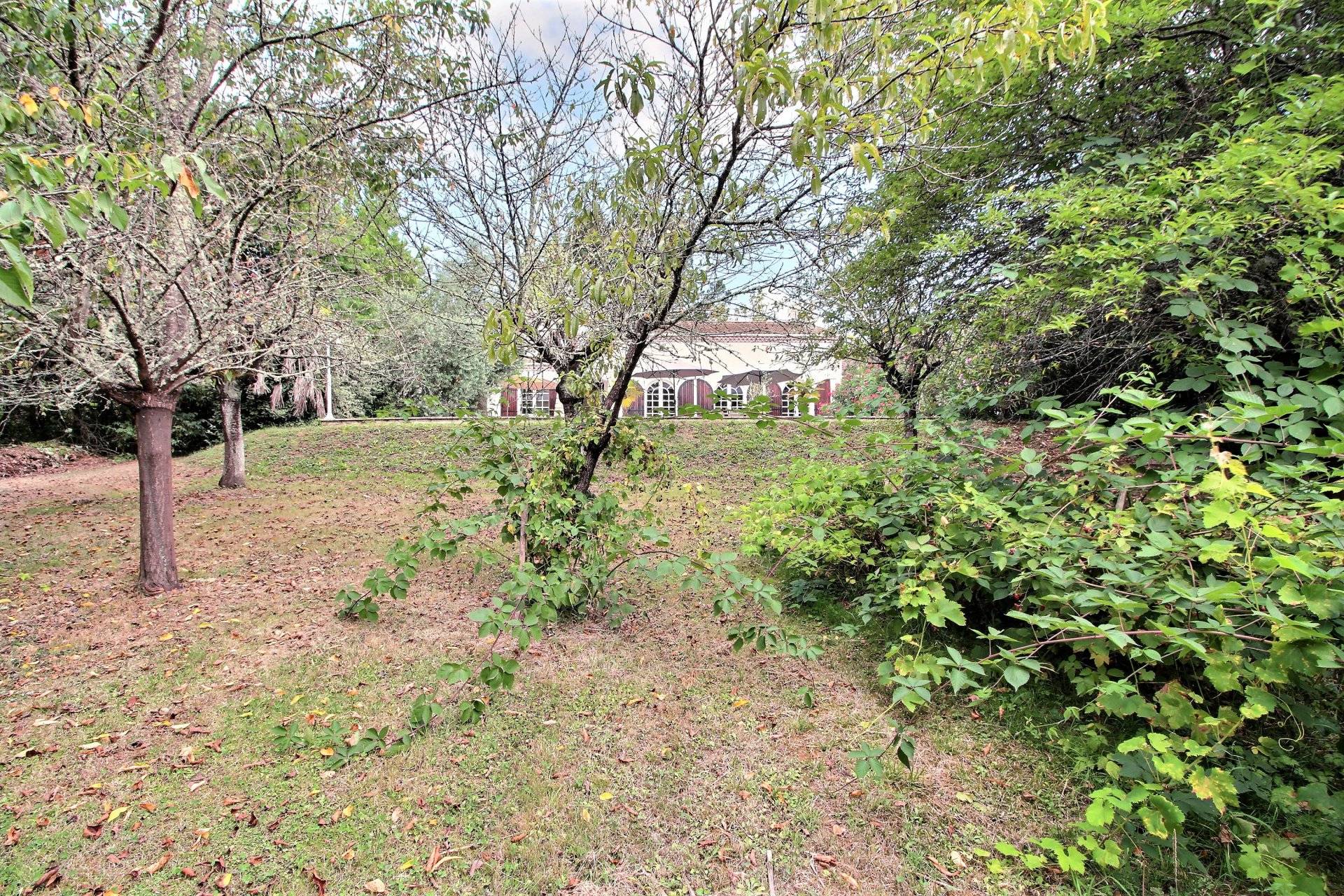 Maison avec piscine et grand terrain a vendre proche Bordeaux LATRESNE