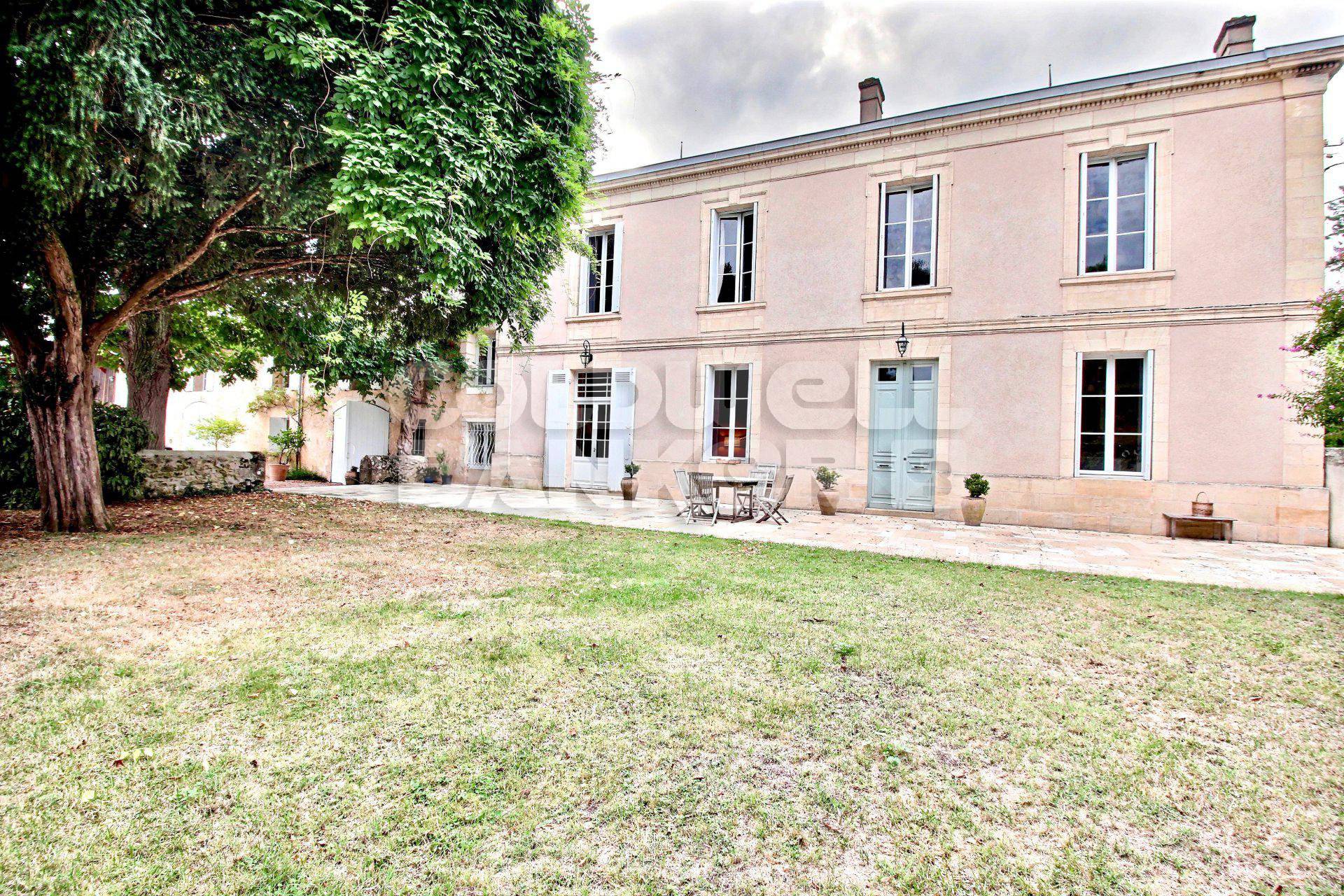 Magnifique propriété avec piscine et grand terrain à vendre proche Bordeaux ILLATS