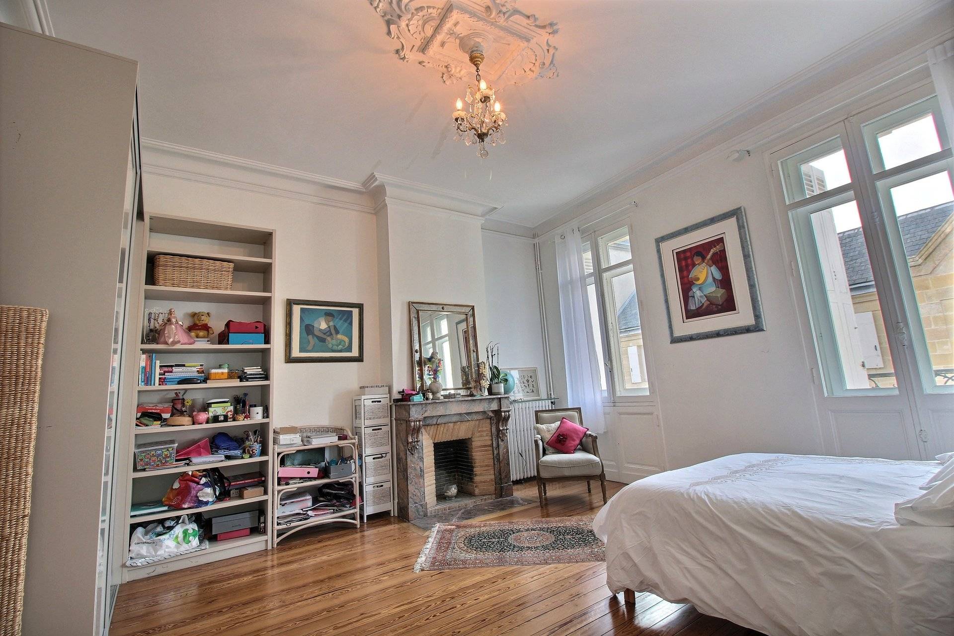 Hôtel particulier rénové avec terrasse à vendre à BORDEAUX SAINT-GENÈS