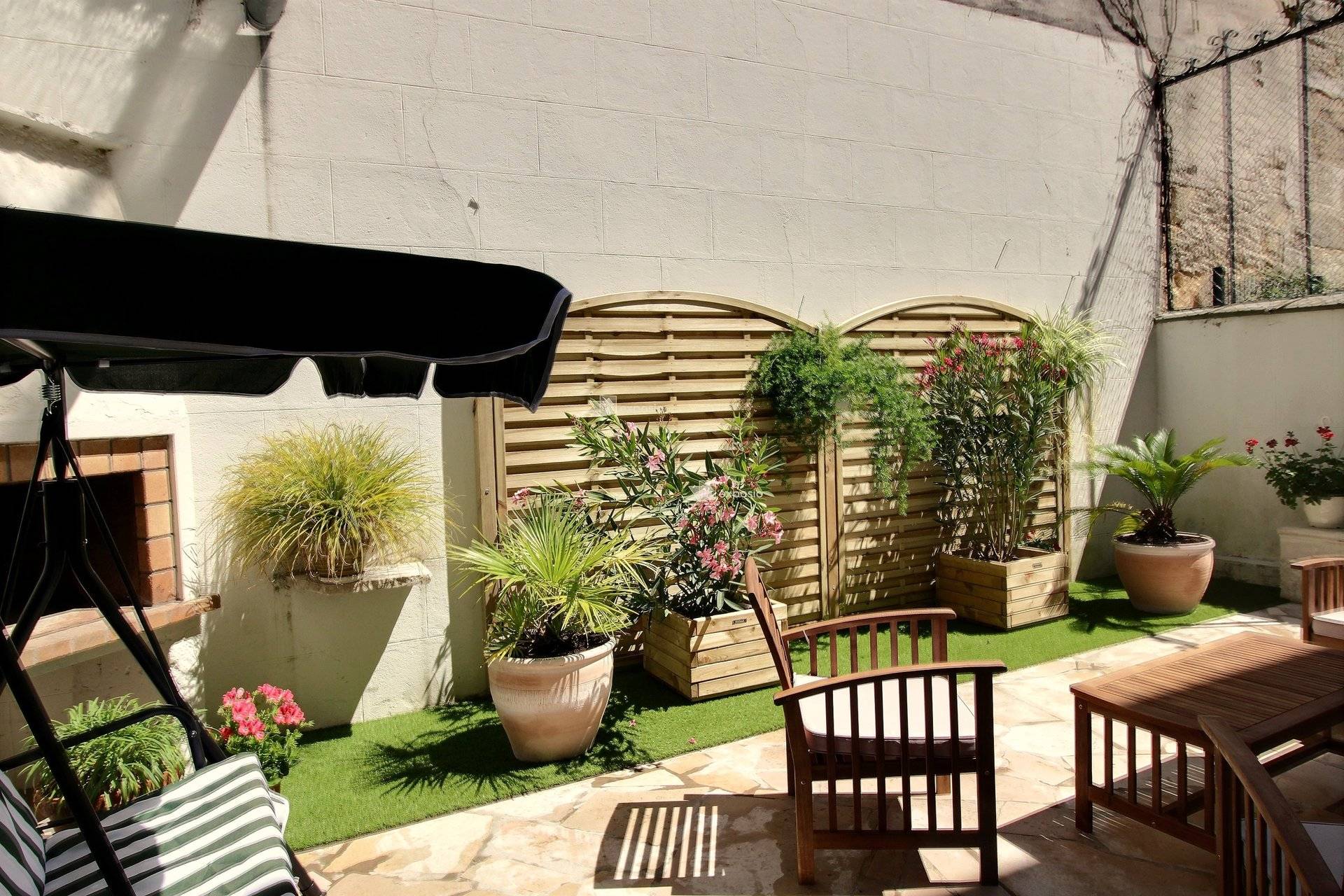 Hôtel particulier rénové avec terrasse à vendre à BORDEAUX SAINT-GENÈS