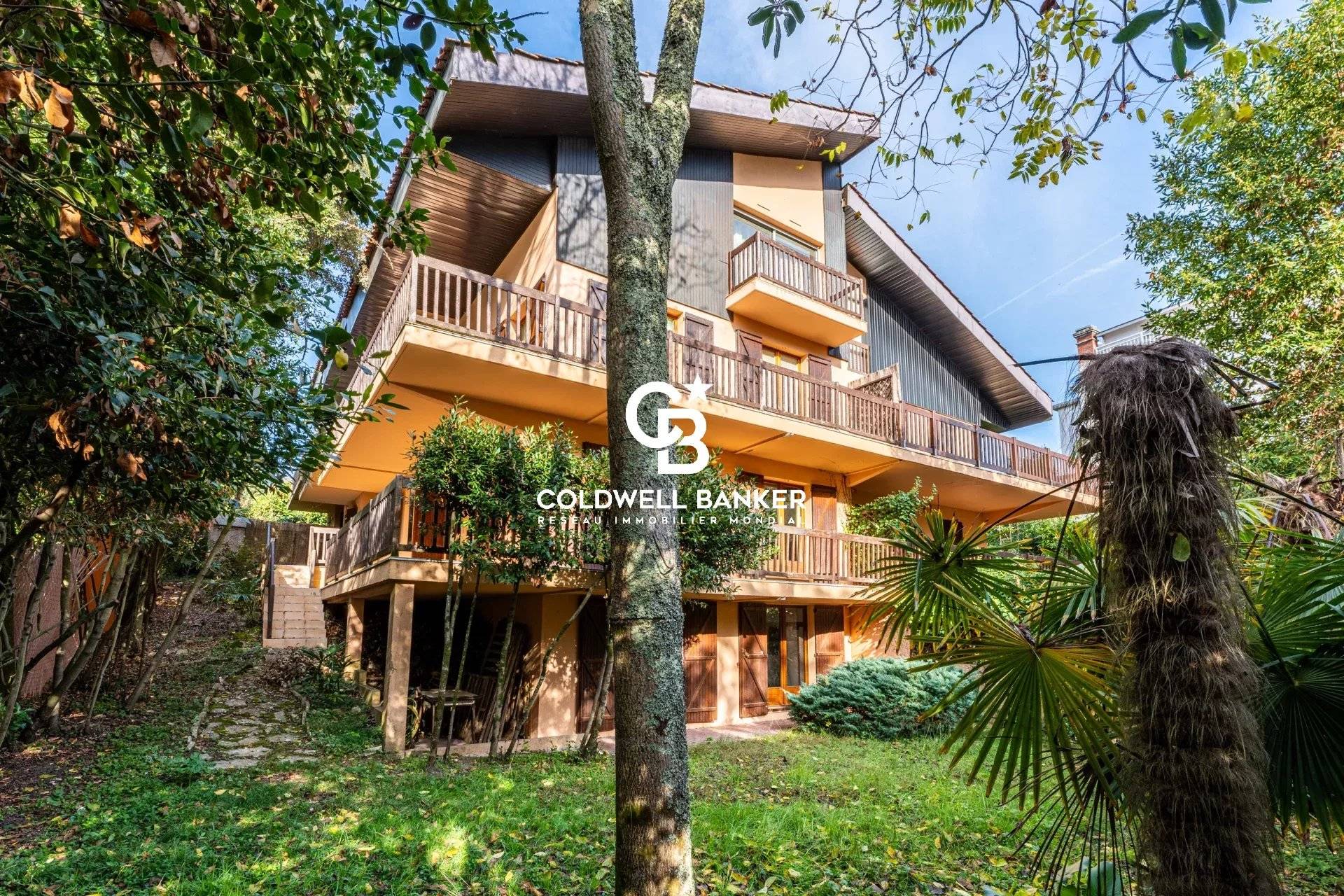 Appartement à vendre à Arcachon proche Pereire – triplex 6 suites, jardin et garage