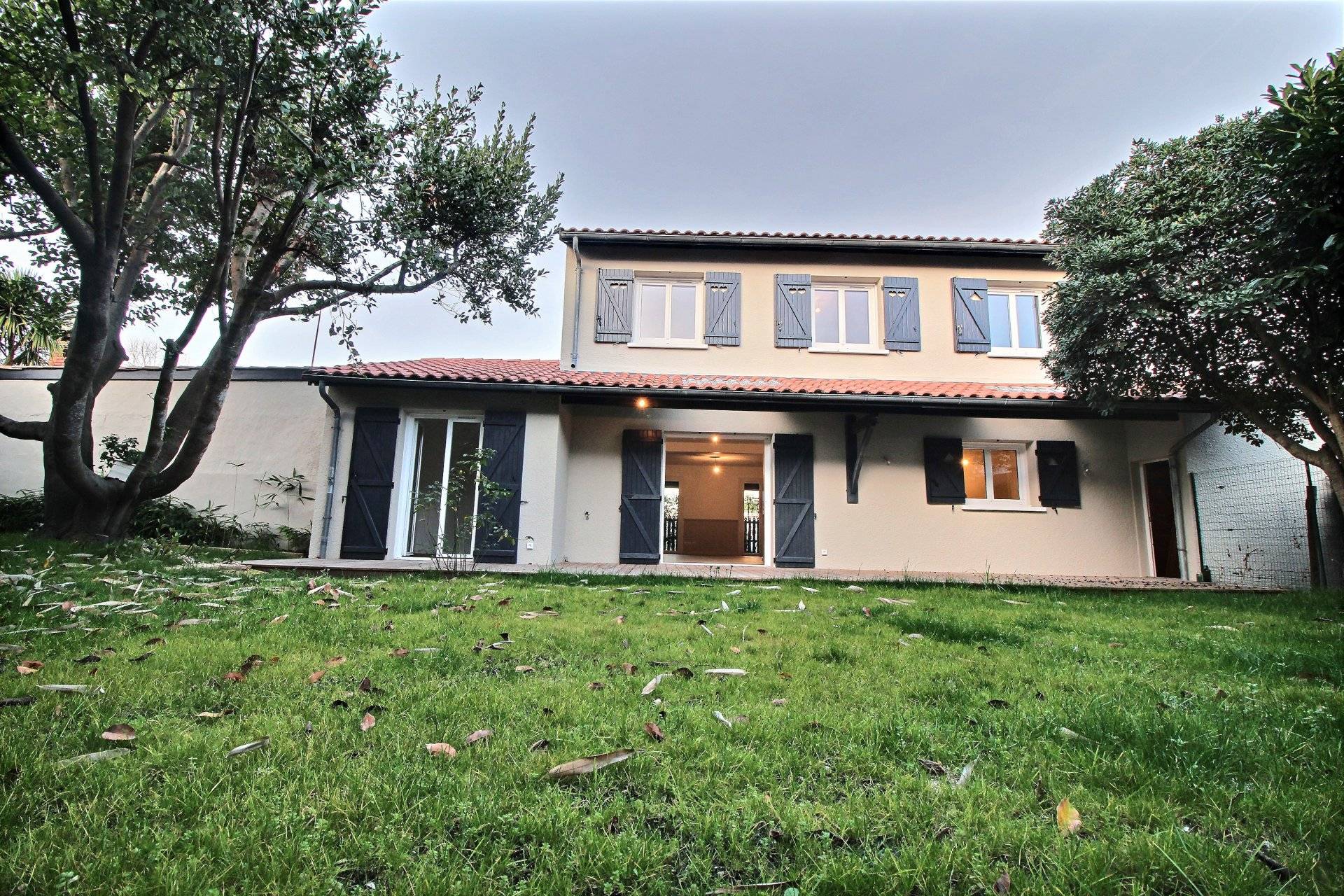 Belle villa rénovée avec jardin à vendre proche port Aiguillon Arcachon