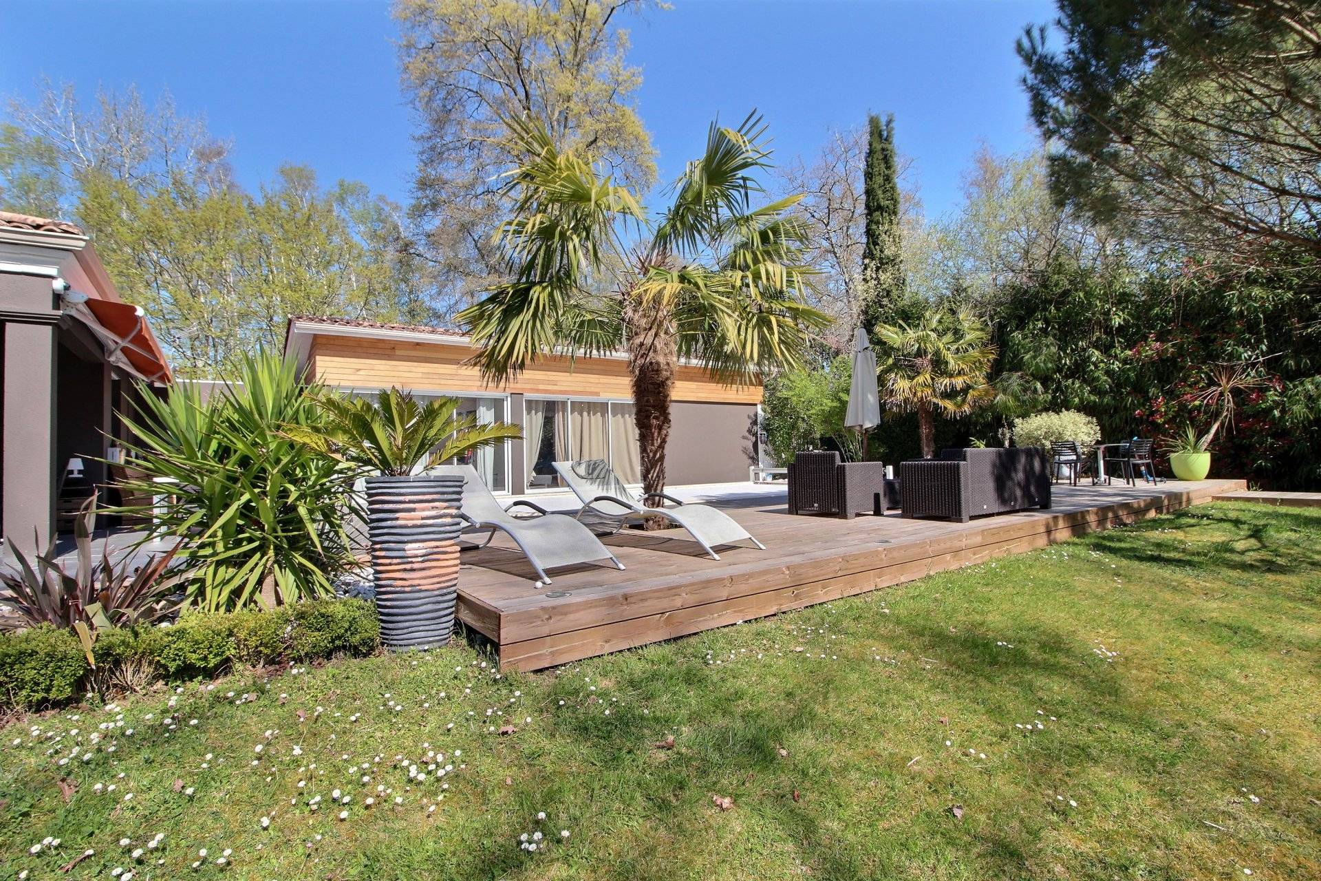 Acheter belle maison rénovée avec grand terrain et piscine à MERIGNAC