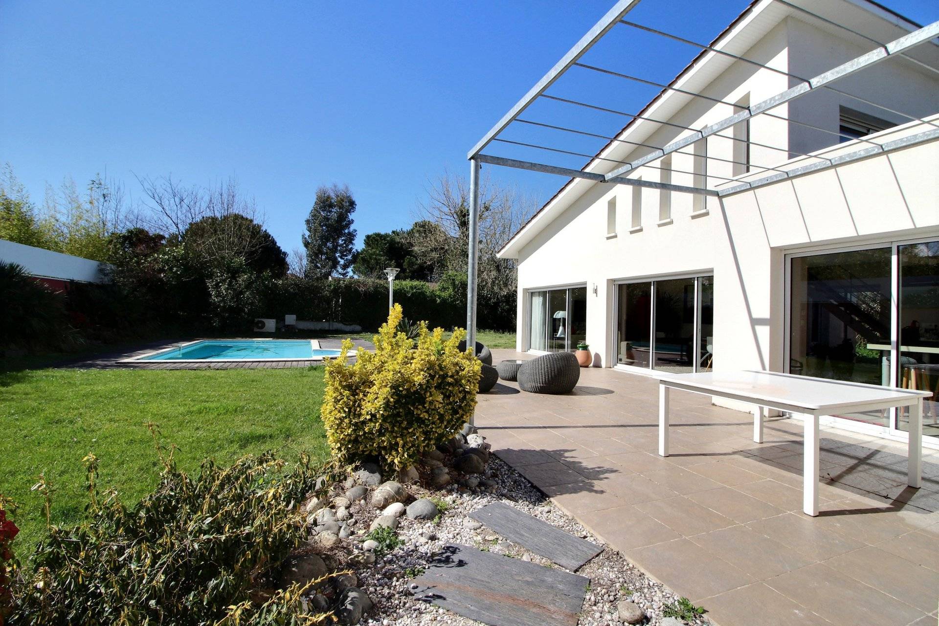 Superbe maison d'architecte contemporaine avec grand terrain et piscine à vendre près de Bordeaux PESSAC