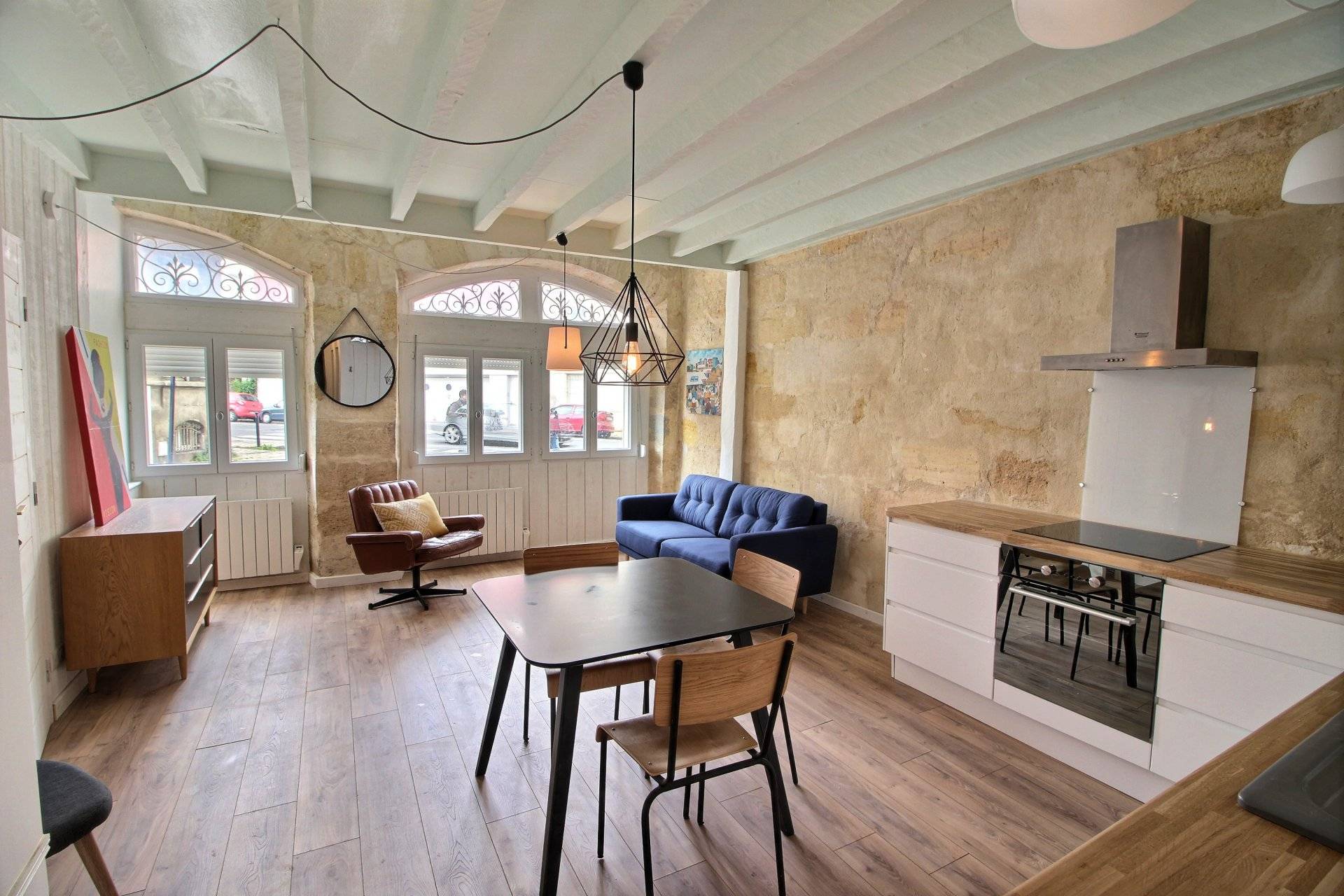 Superbe appartement rénové typiquement bordelais avec 2 chambres à vendre Bordeaux Meriadeck