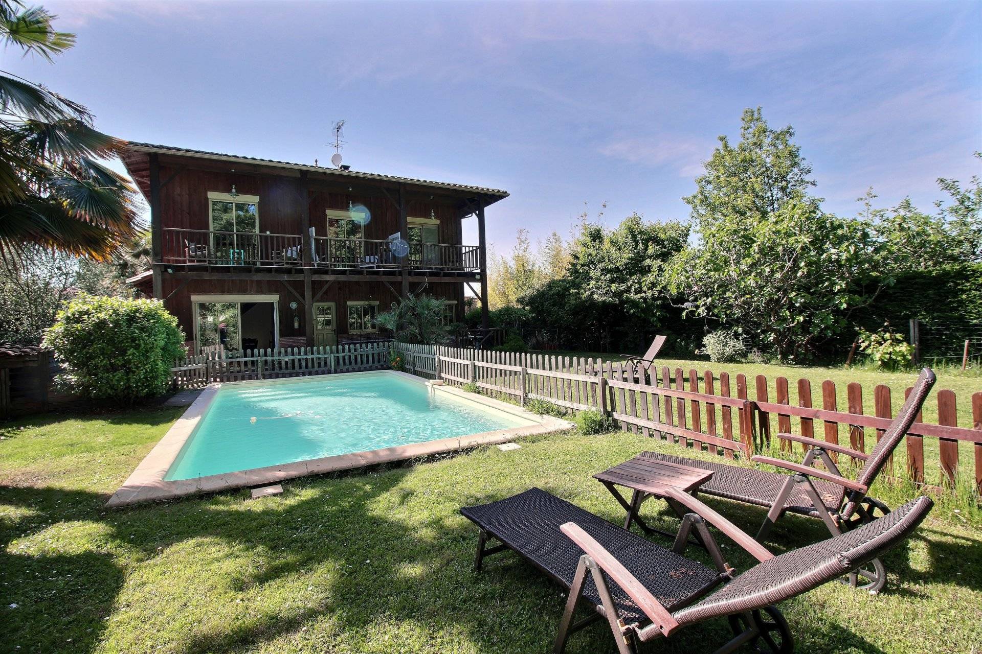 Maison en bois avec piscine à vendre proche Bordeaux