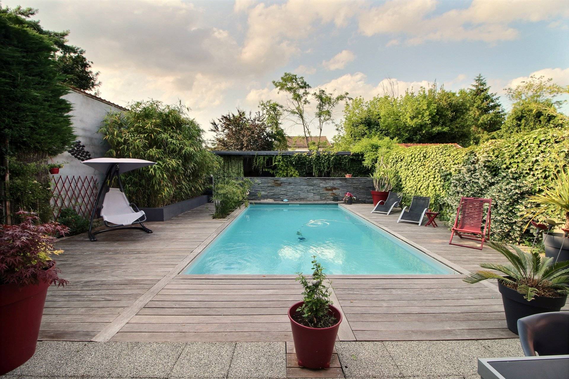 recherche maison familiale avec piscine près de Bordeaux 