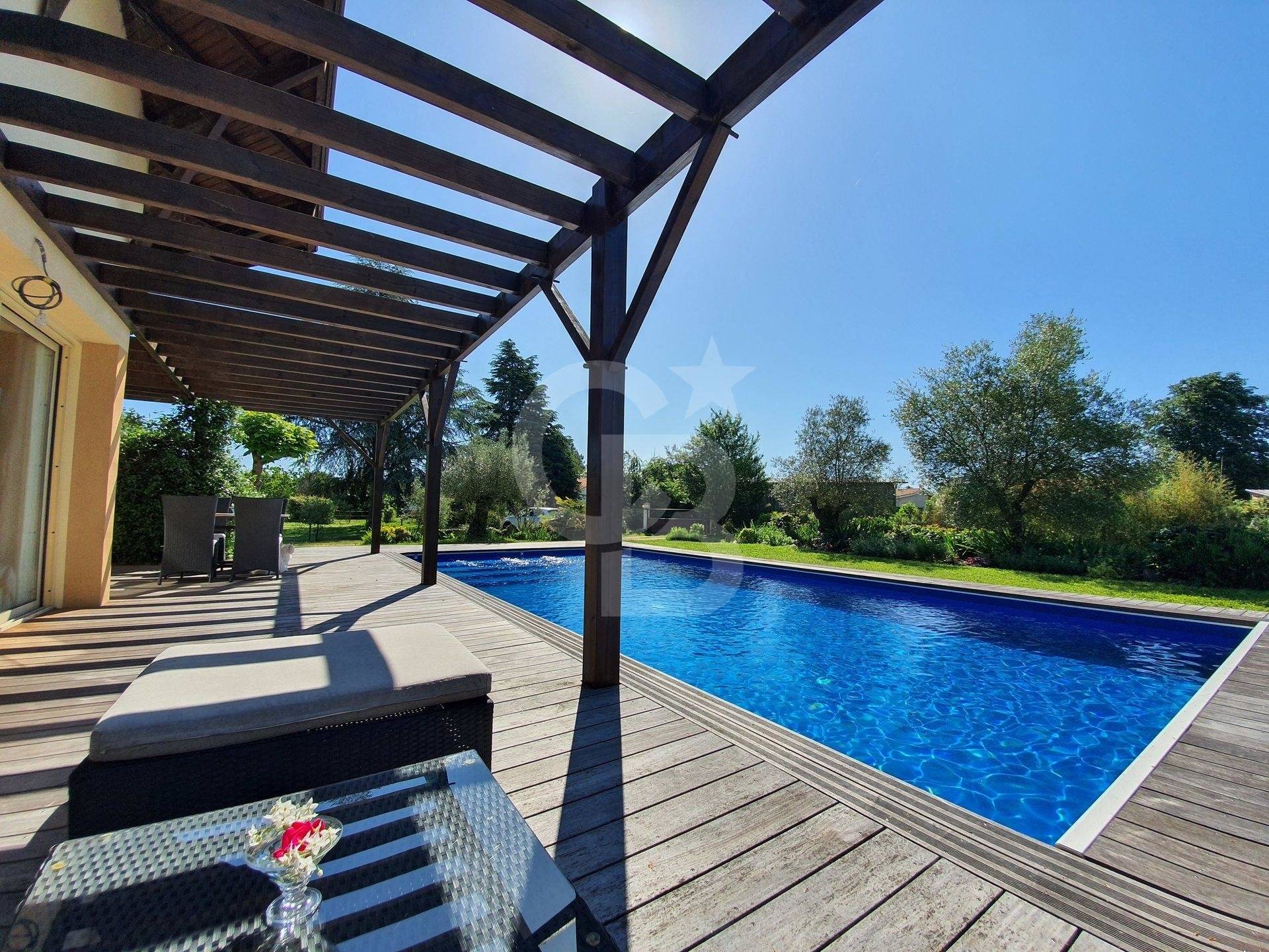 Magnifique maison rénovée avec terrasse et terrain à vendre à BEAUTIRAN PRÈS DE BORDEAUX