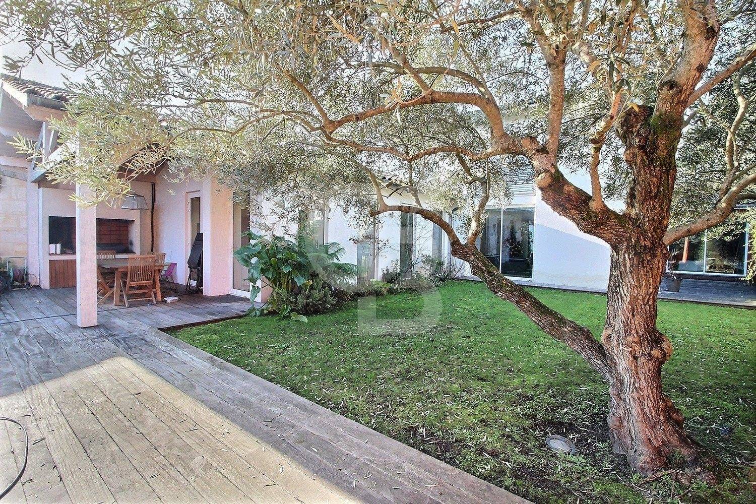 Maison contemporaine 5 chambres avec jardin, piscine et studio à vendre LE BOUSCAT