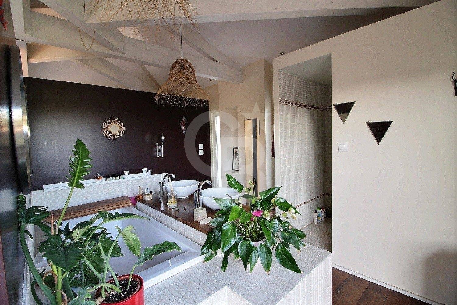 Maison contemporaine 5 chambres avec jardin, piscine et studio à vendre LE BOUSCAT