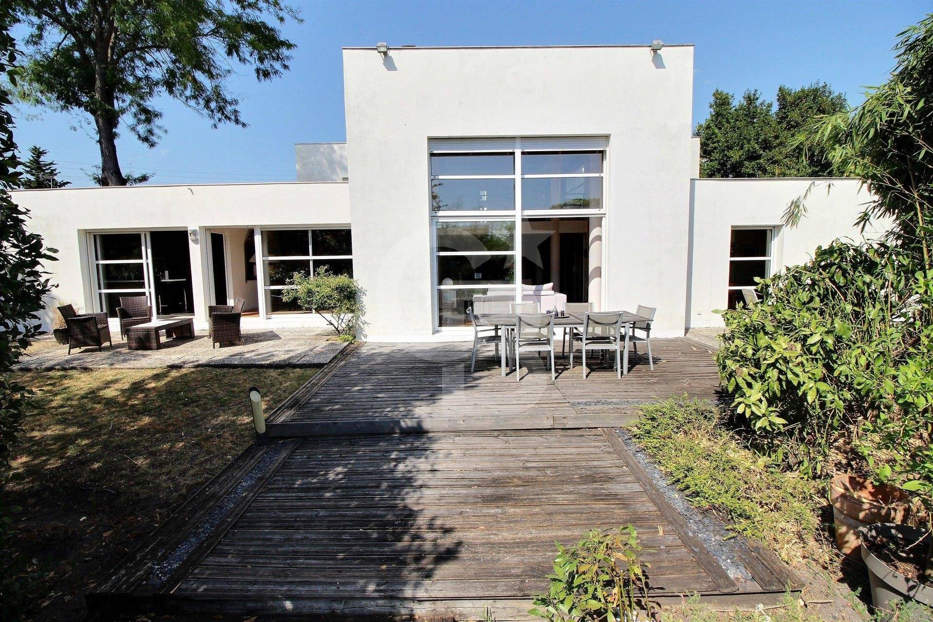 Spacieuse villa d'architecte avec grand terrain et piscine à vendre BORDEAUX CAUDERAN