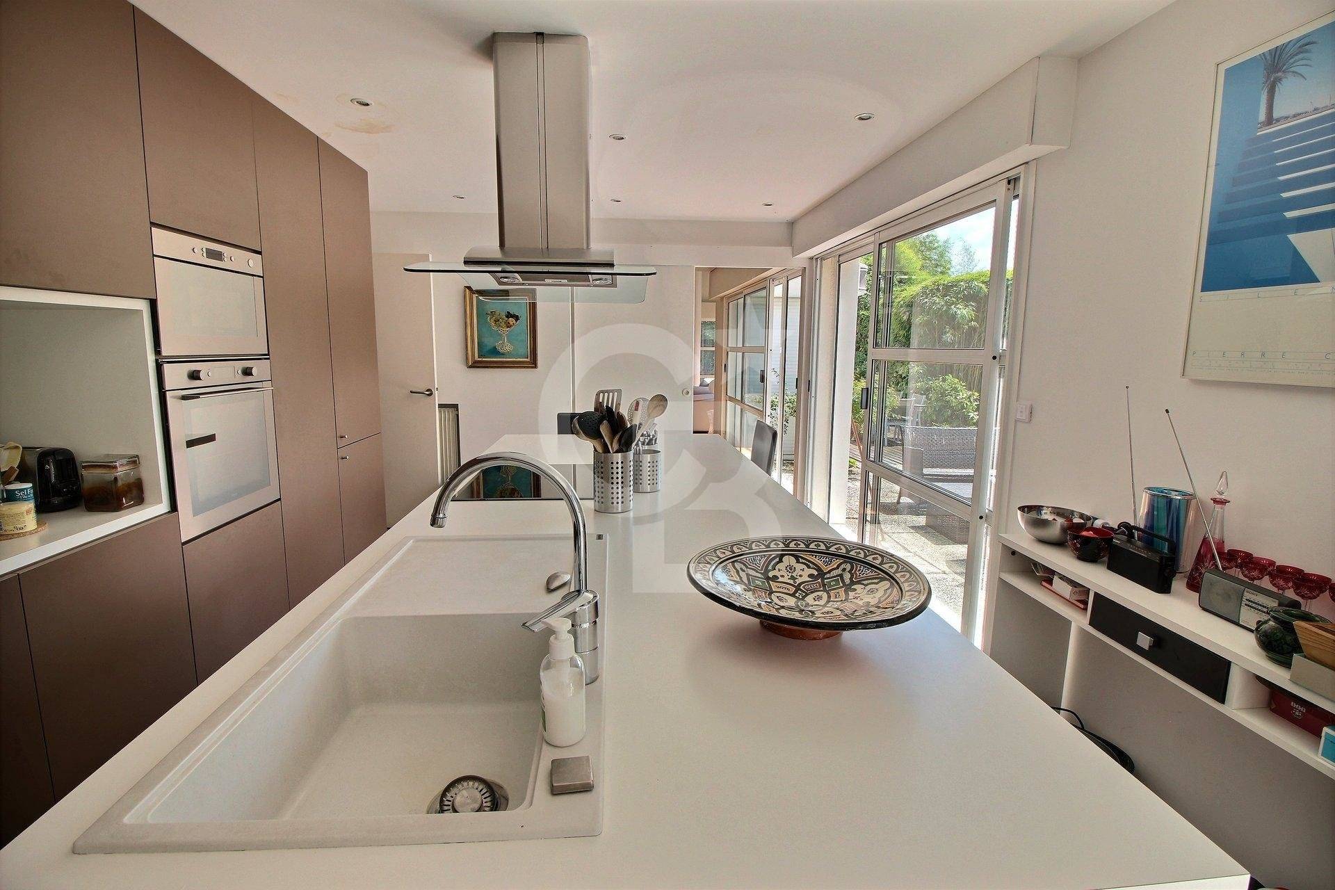 Spacieuse villa d'architecte avec grand terrain et piscine à vendre BORDEAUX CAUDERAN