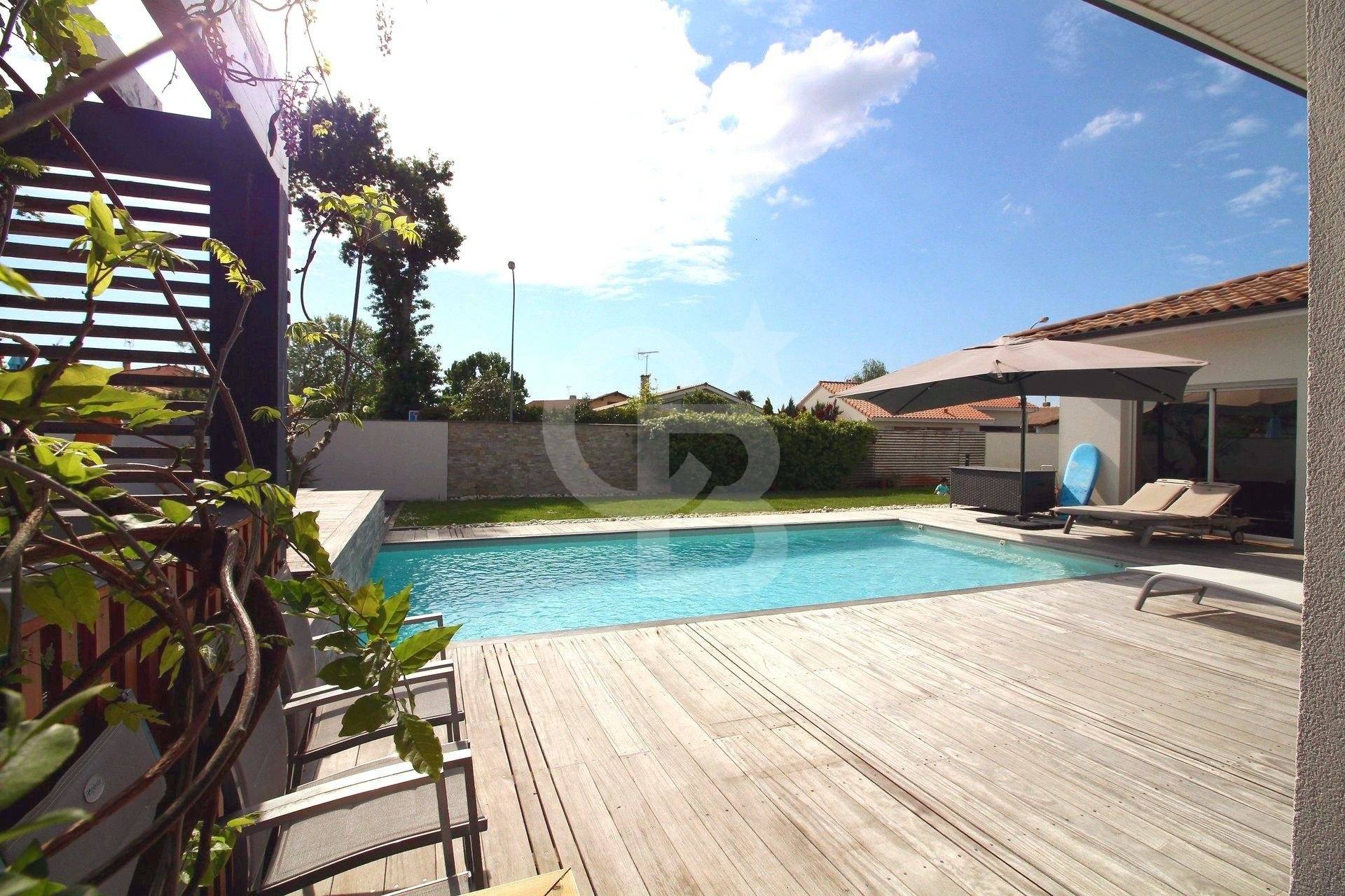 Villa contemporaine de plain pied avec piscine à vendre proche centre LA TESTE DE BUCH