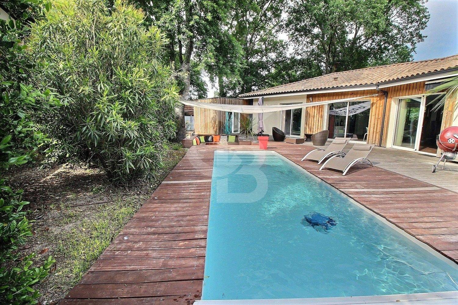 Belle maison familiale contemporaine de plain pied avec piscine à vendre PYLA SUR MER