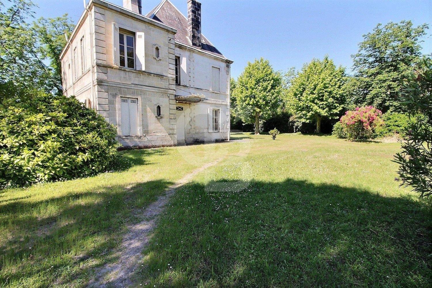 Belle demeure bourgeoise du XIXe siècle à rénover à vendre