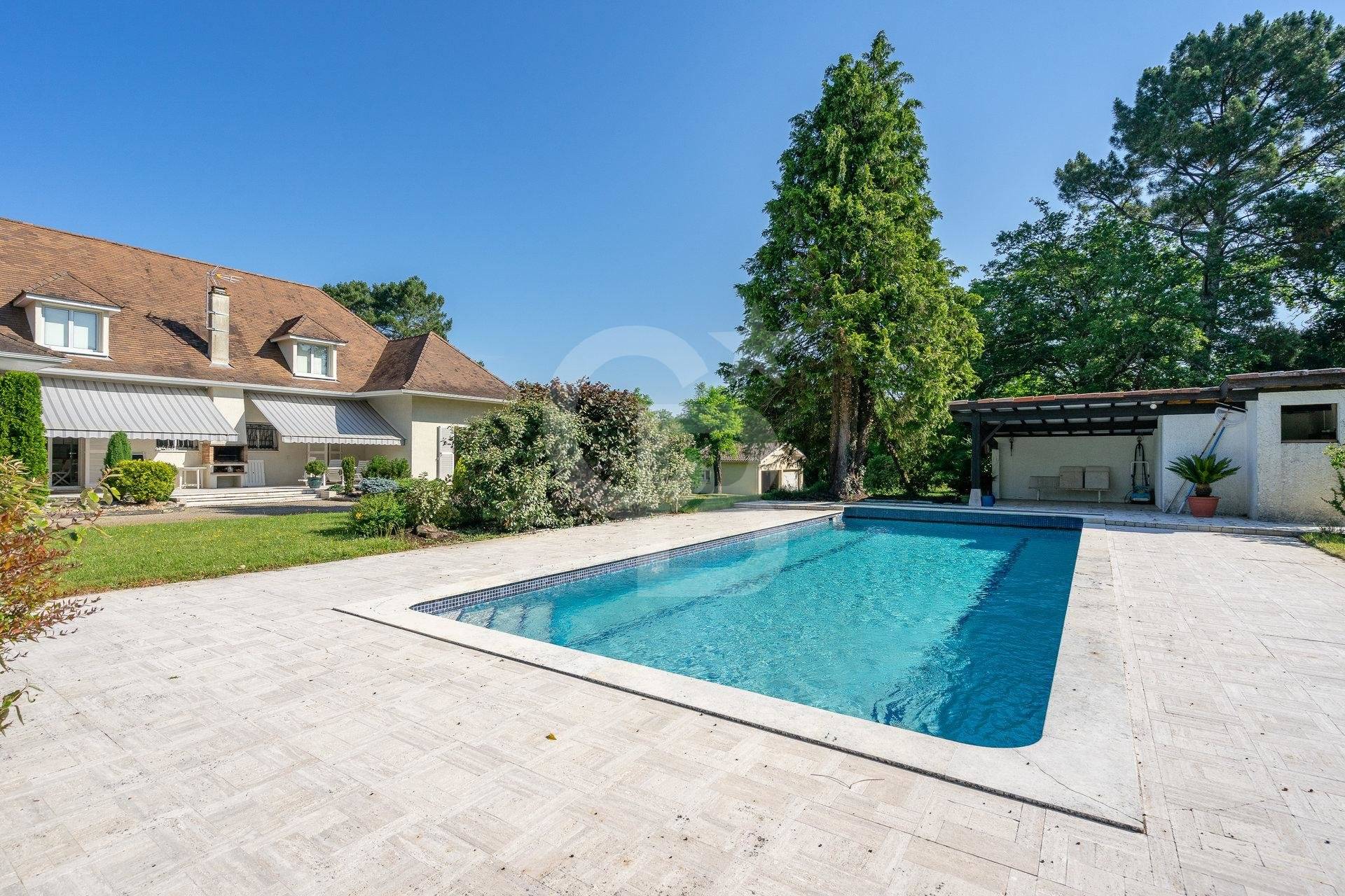 Belle demeure avec dépendance parc 2 hectares et piscine à vendre proche Bordeaux LEOGNAN