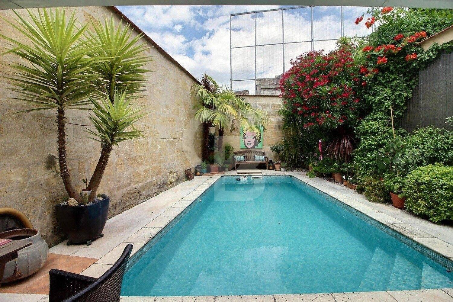 Maison avec piscine et garage à vendre à BORDEAUX SAINT-GENÈS