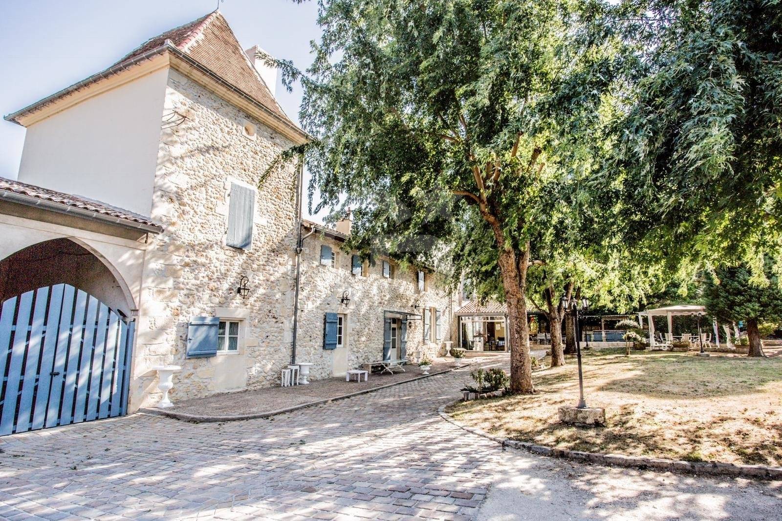 Belle propriété XVIIIe siècle dans son parc de 1,8 hectares à vendre à 20 minutes de Saint-Emilion 