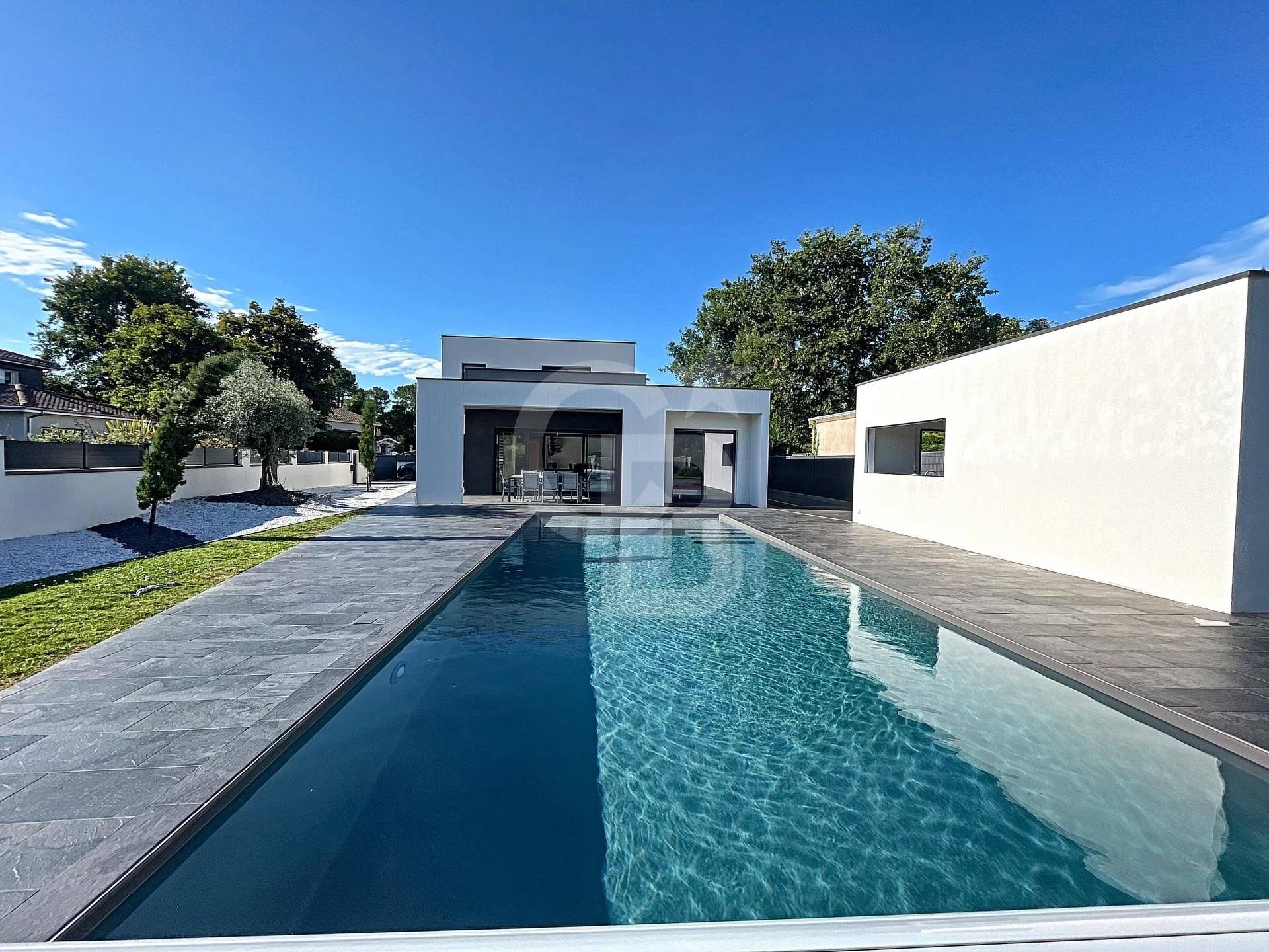 Villa d'architecte avec 5 chambres et piscine à vendre GUJAN-MESTRAS LA HUME