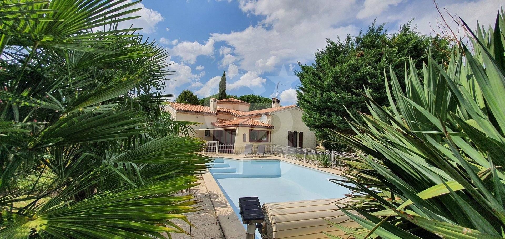 Maison avec piscine et grand terrain à vendre près de Bordeaux à CADAUJAC 33140