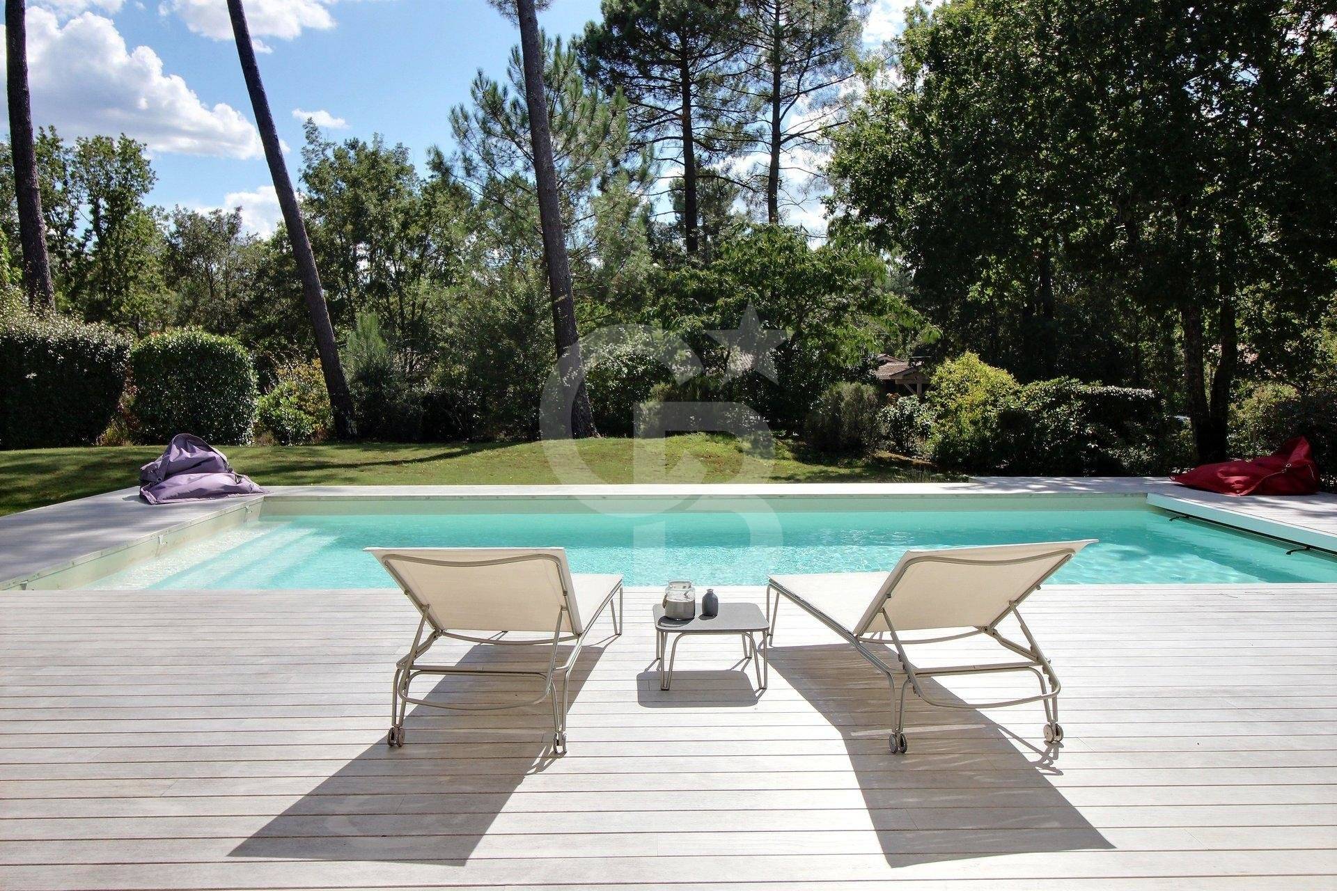 Belle villa de plain pied avec piscine en lisière de forêt à vendre entre Bordeaux et Arcachon SALLES
