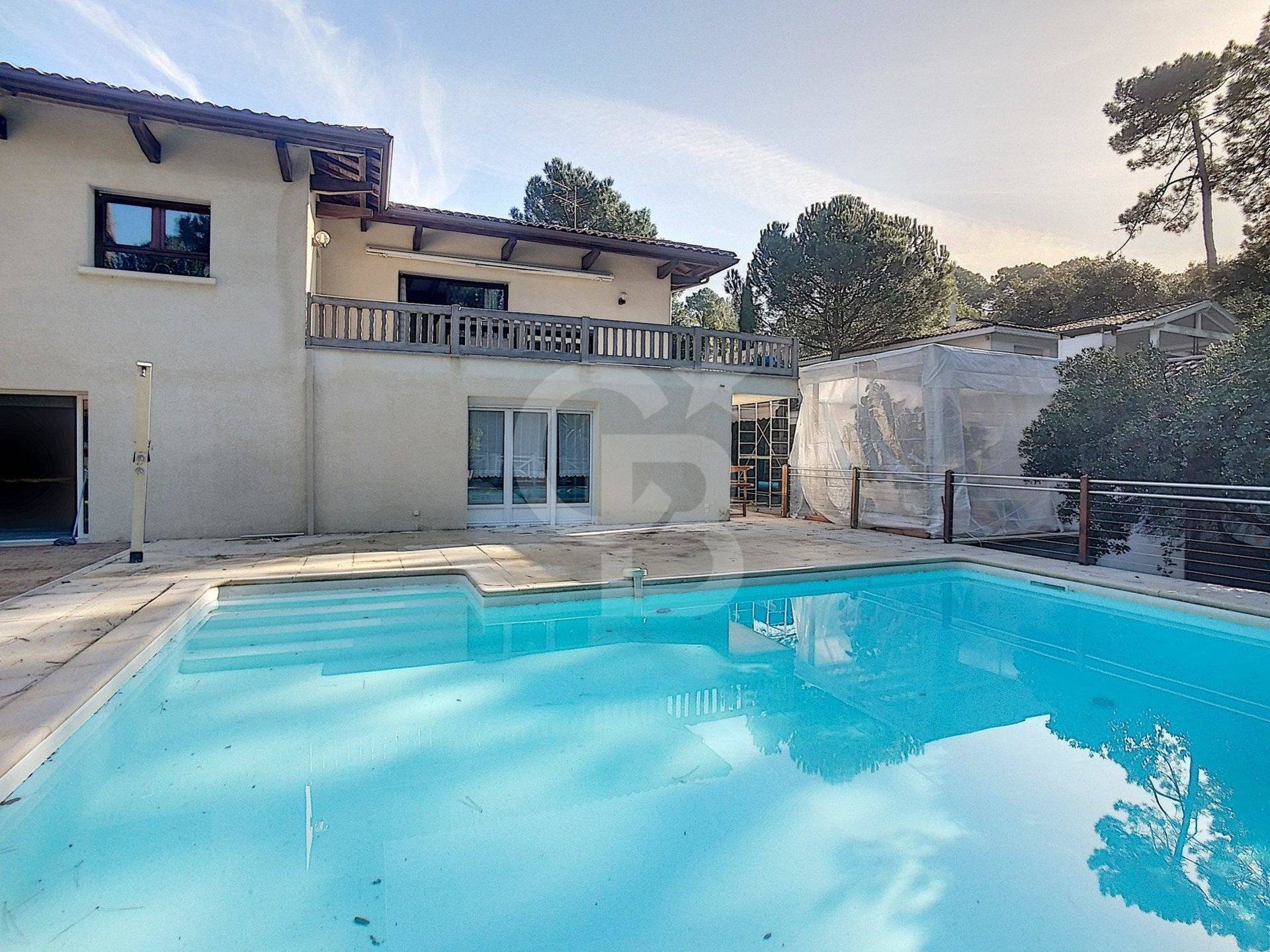 Grande maison familiale 6 chambres avec piscine chauffée à vendre PYLA SUR MER