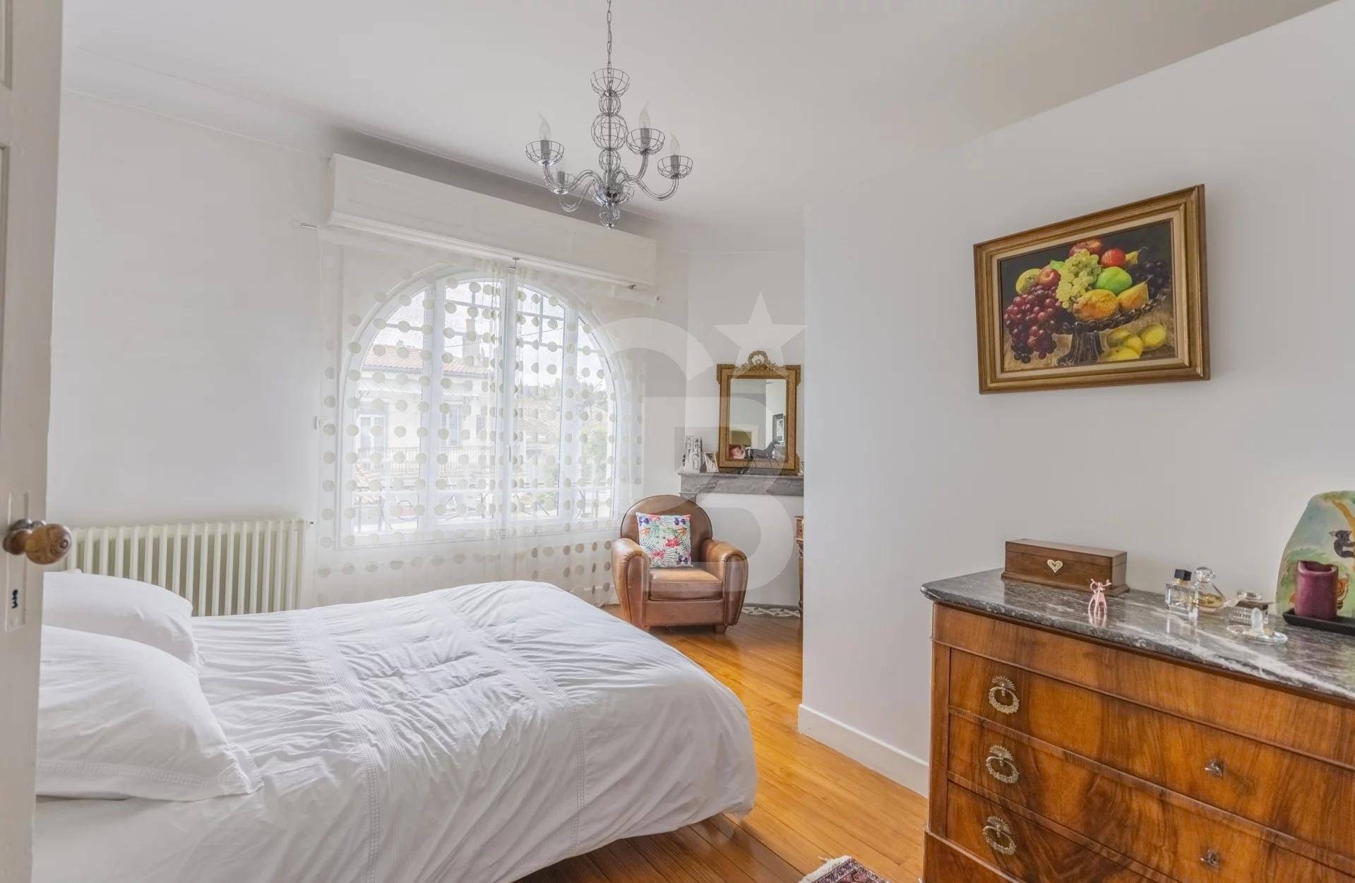 recherche Charmante maison familiale avec parking et grand terrain à BORDEAUX CHARTRONS à vendre