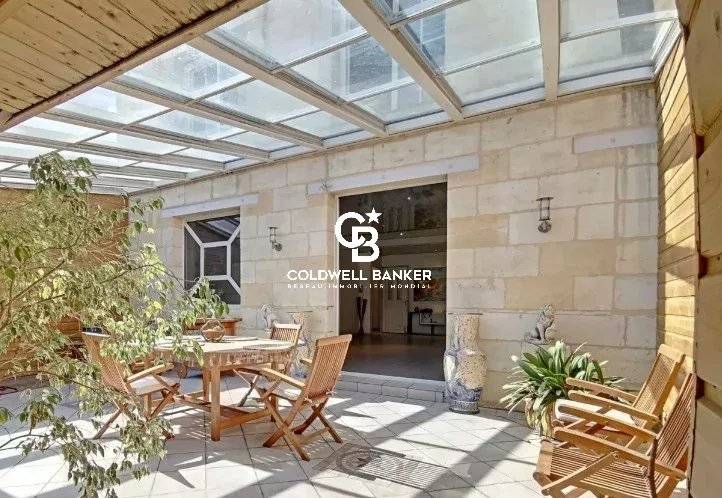Immeuble d'habitation 3 niveaux, espace professionnel et garages en cœur de ville historique de Libourne