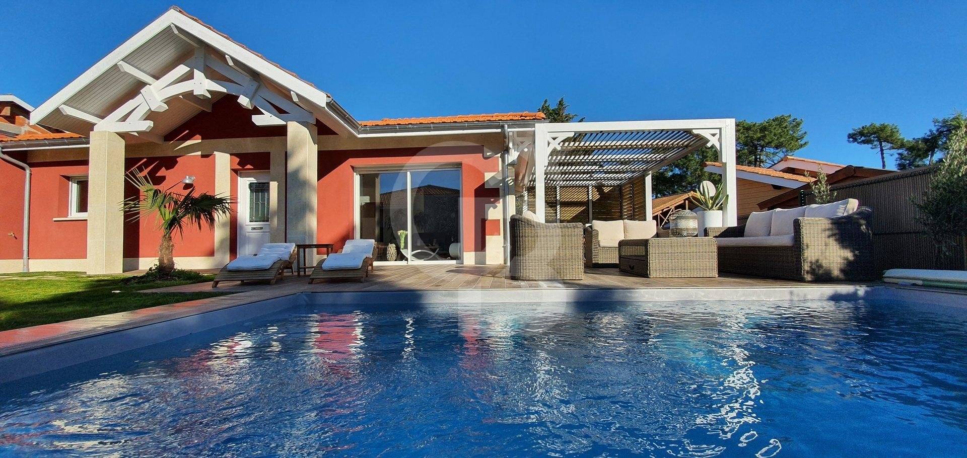 Jolie maison avec piscine proche de l'océan à vendre SOULAC-SUR-MER