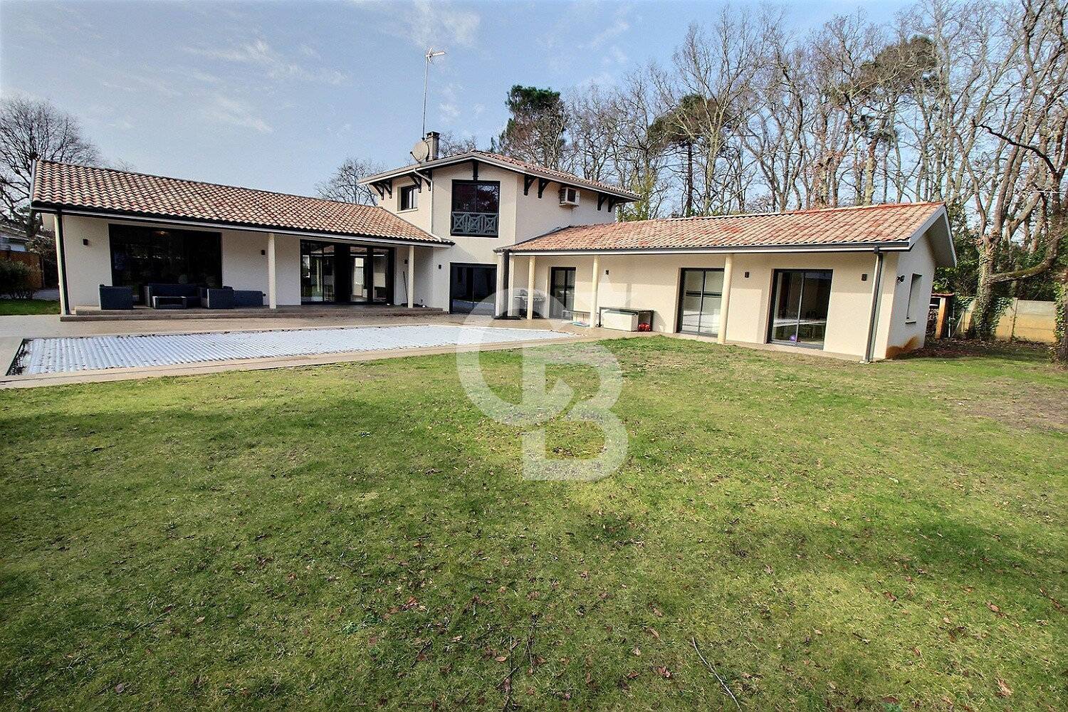 Villa moderne et familiale avec piscine chauffée à vendre GUJAN-MESTRAS LA HUME