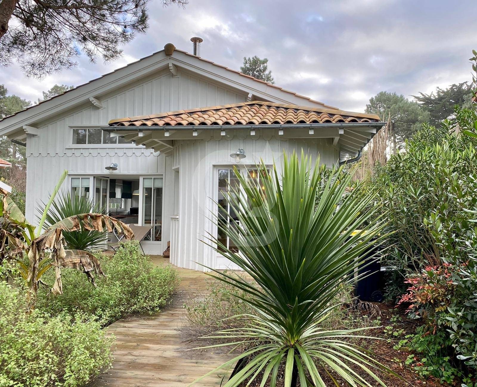 Villa rénovée avec jardin et terrasses à vendre CAP-FERRET