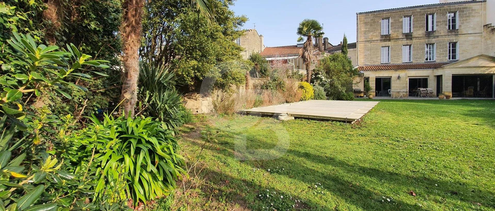 se loger Maison en pierre rénovée avec grand jardin piscine et garages LE BOUSCAT