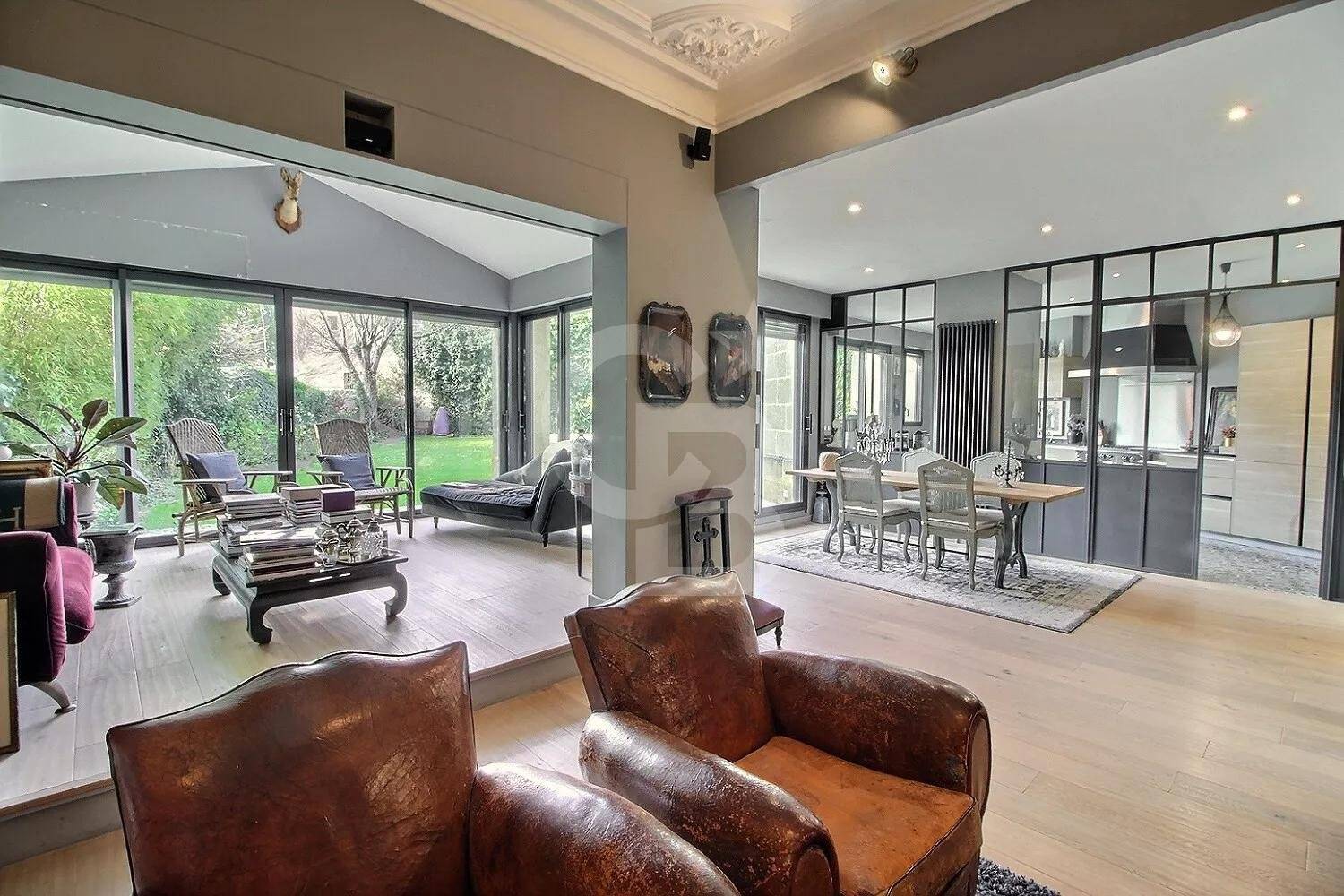 vente Maison en pierre rénovée avec grand jardin piscine et garages LE BOUSCAT