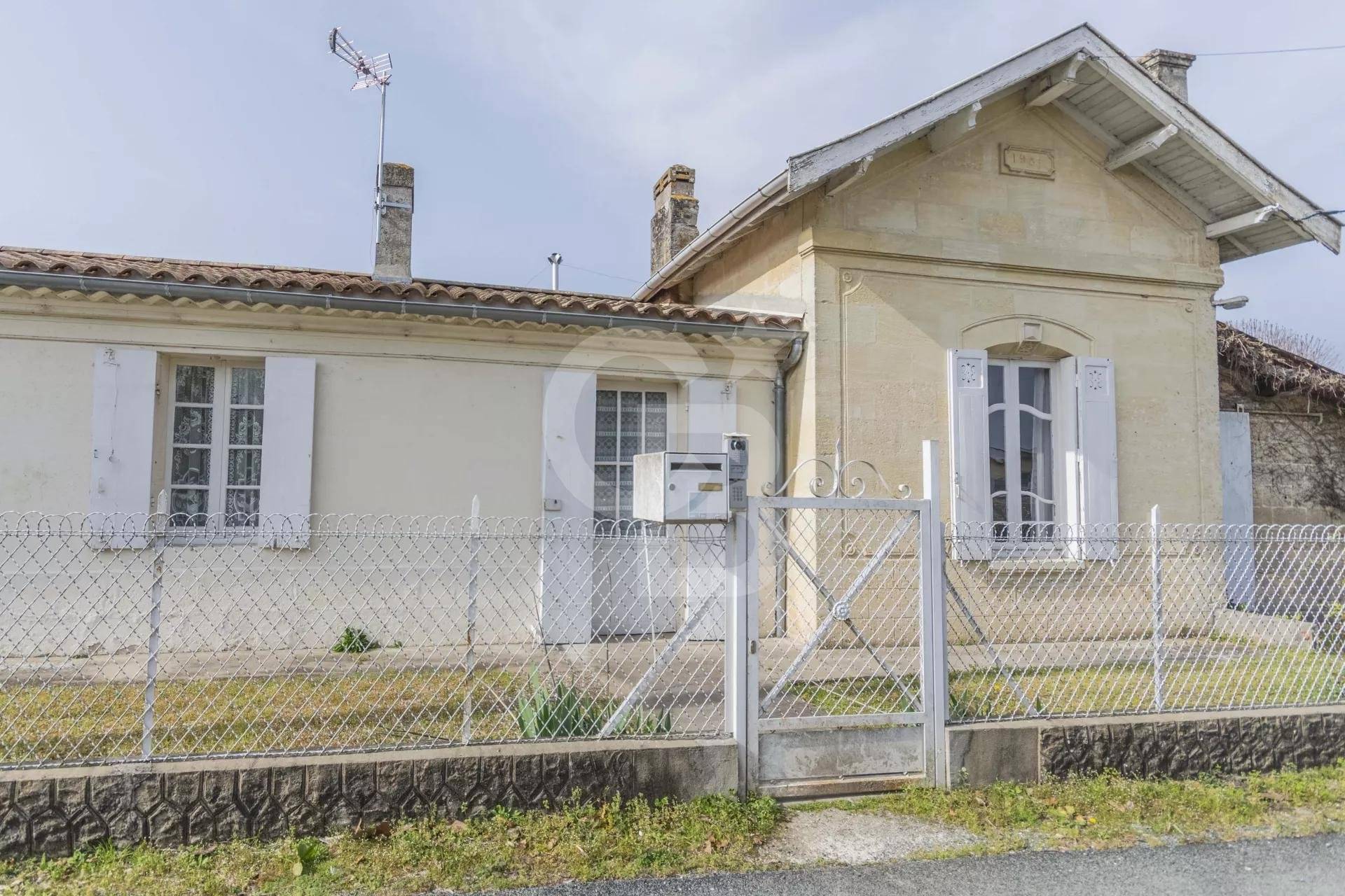 Maison en pierre à rénover avec 3 chambres et dépendance à vendre AMBARÈS-ET-LAGRAVE