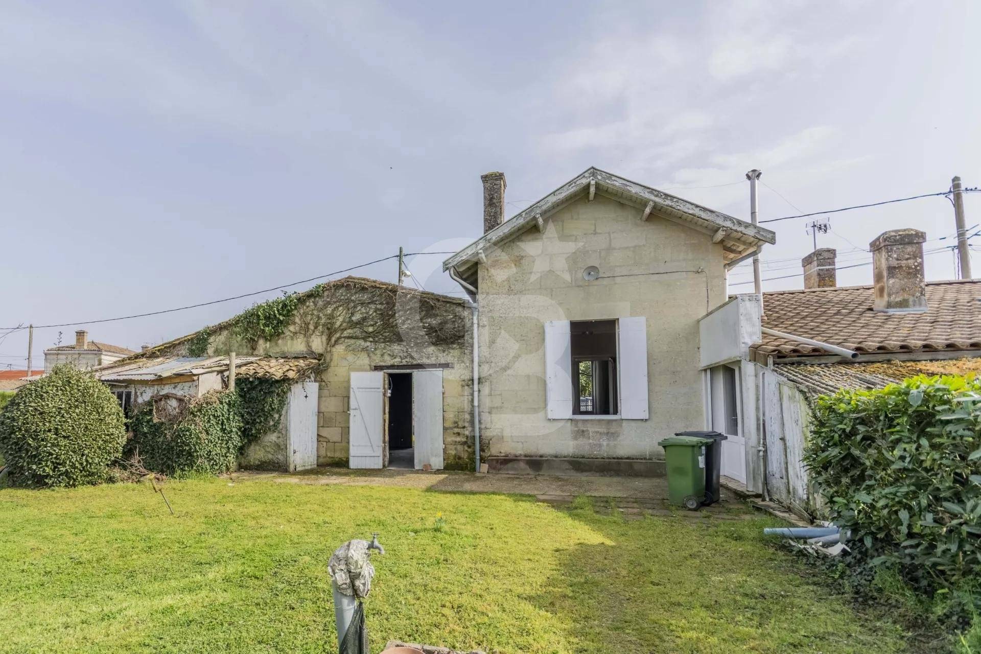 se loger Maison en pierre à rénover avec 3 chambres et dépendance à AMBARÈS-ET-LAGRAVE