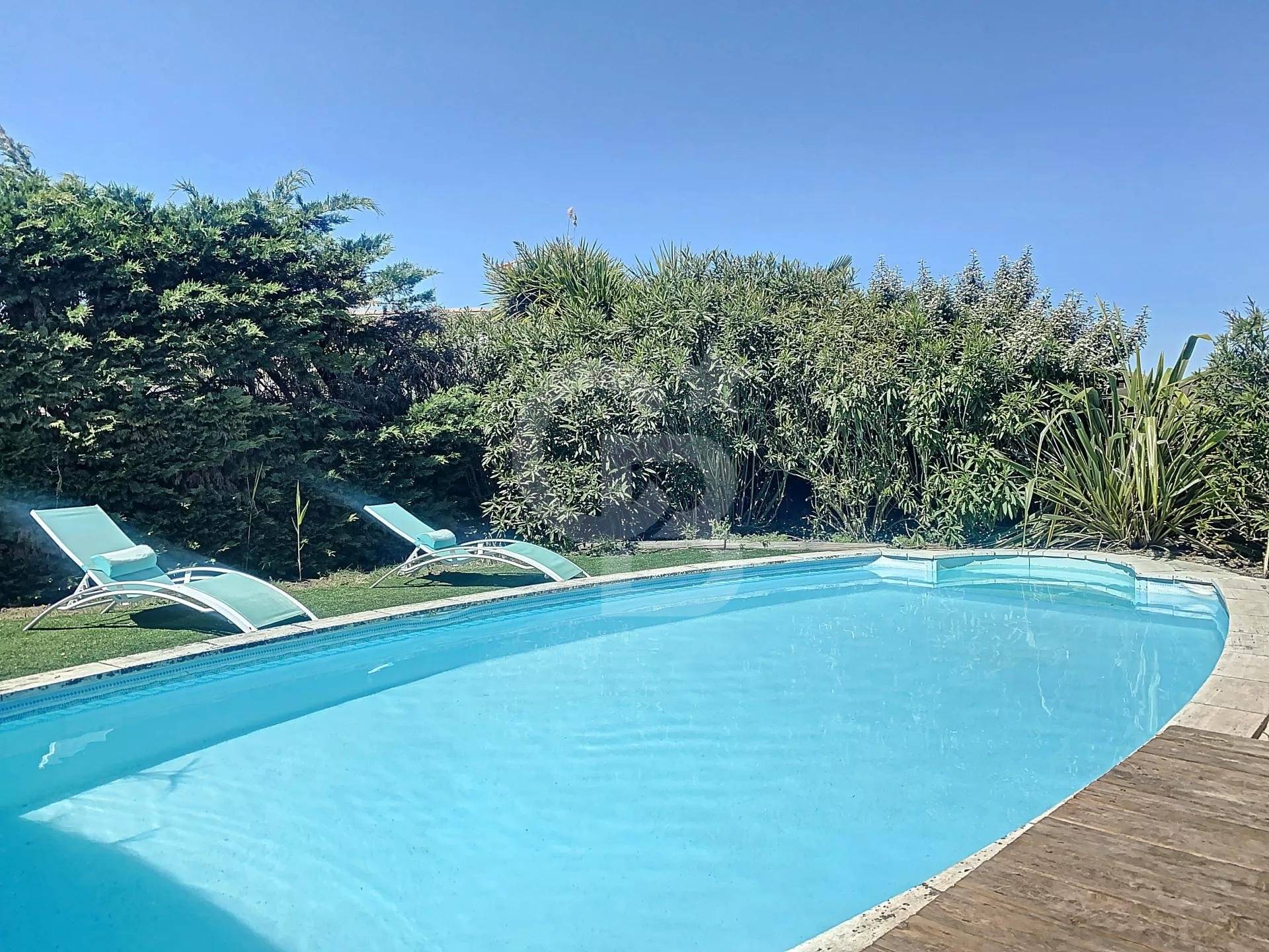 Jolie villa avec terrasses piscine et ponton privé à vendre GUJAN-MESTRAS PORT DE LA HUME